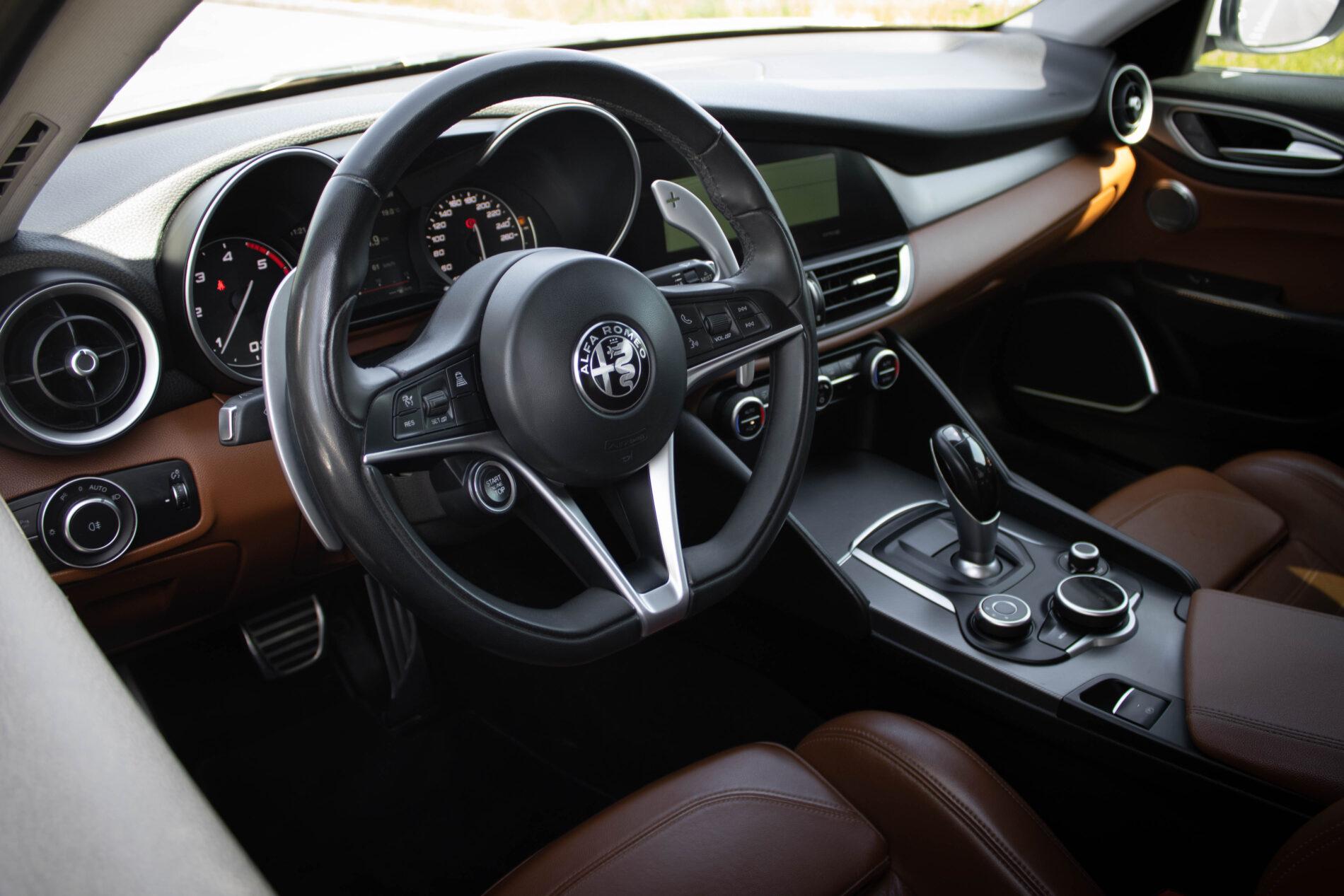 2017 Alfa Romeo Giulia, biela sedan, 233 000 km