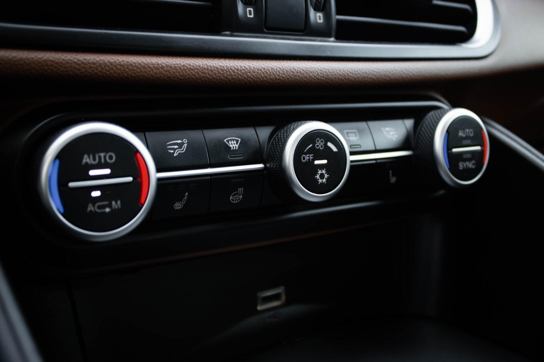 2017 Alfa Romeo Giulia, biela sedan, 233 000 km