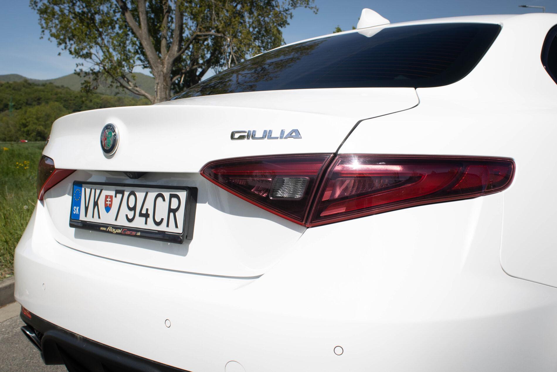 2017 Alfa Romeo Giulia, biela sedan, 233 000 km