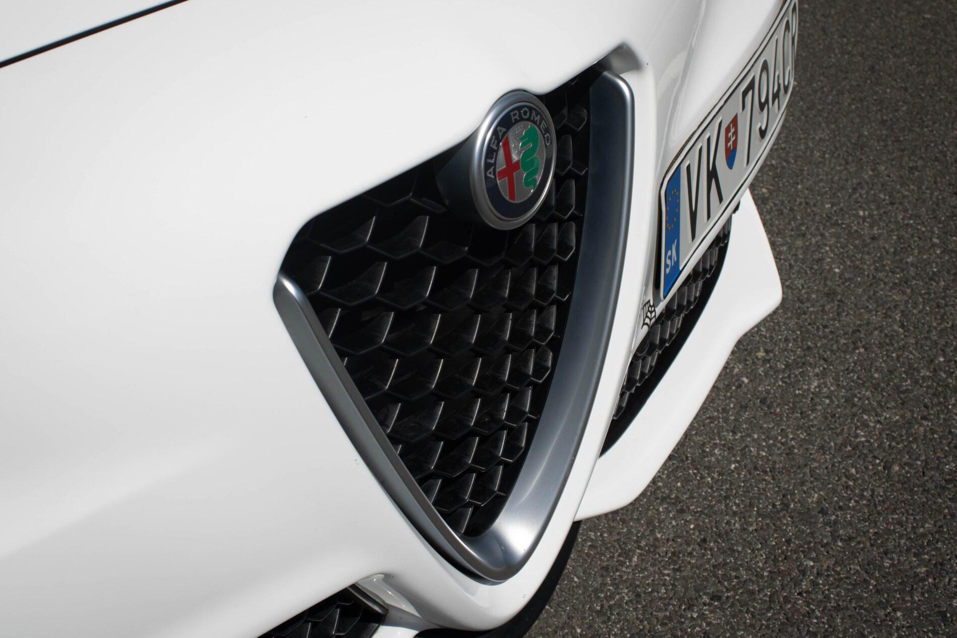 2017 Alfa Romeo Giulia, biela sedan, 233 000 km