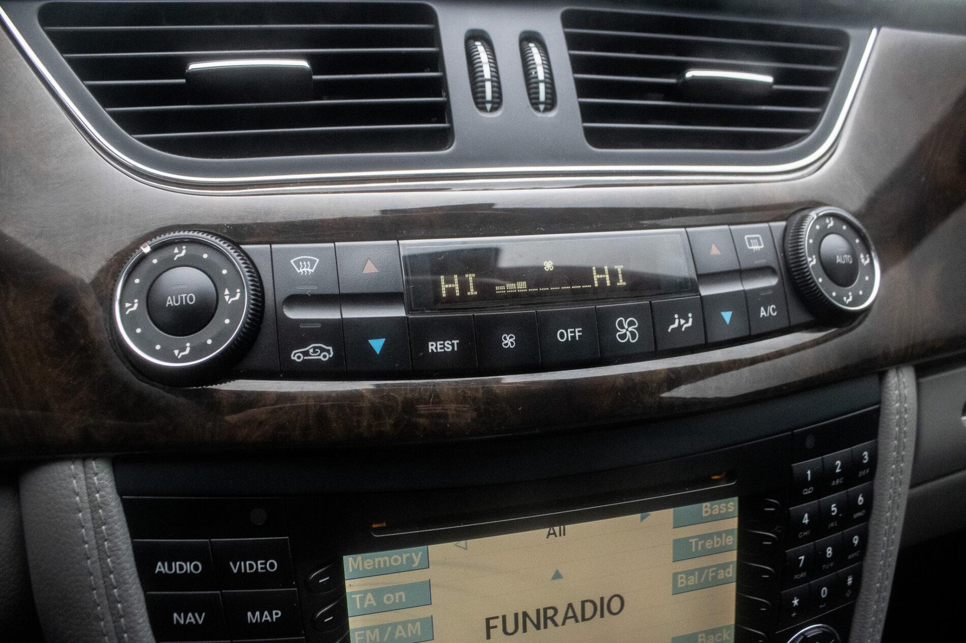 2005 Mercedes-Benz CLS 350, čierna sedan, 190 126 km