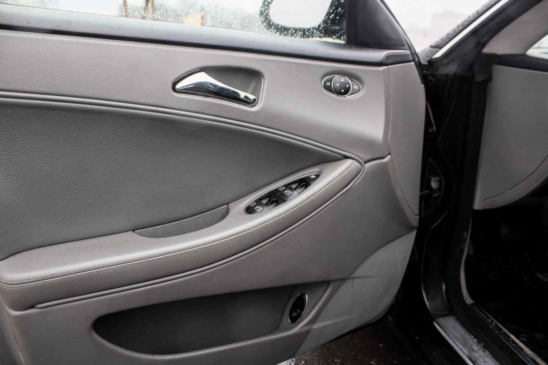 2005 Mercedes-Benz CLS 350, čierna sedan, 190 126 km
