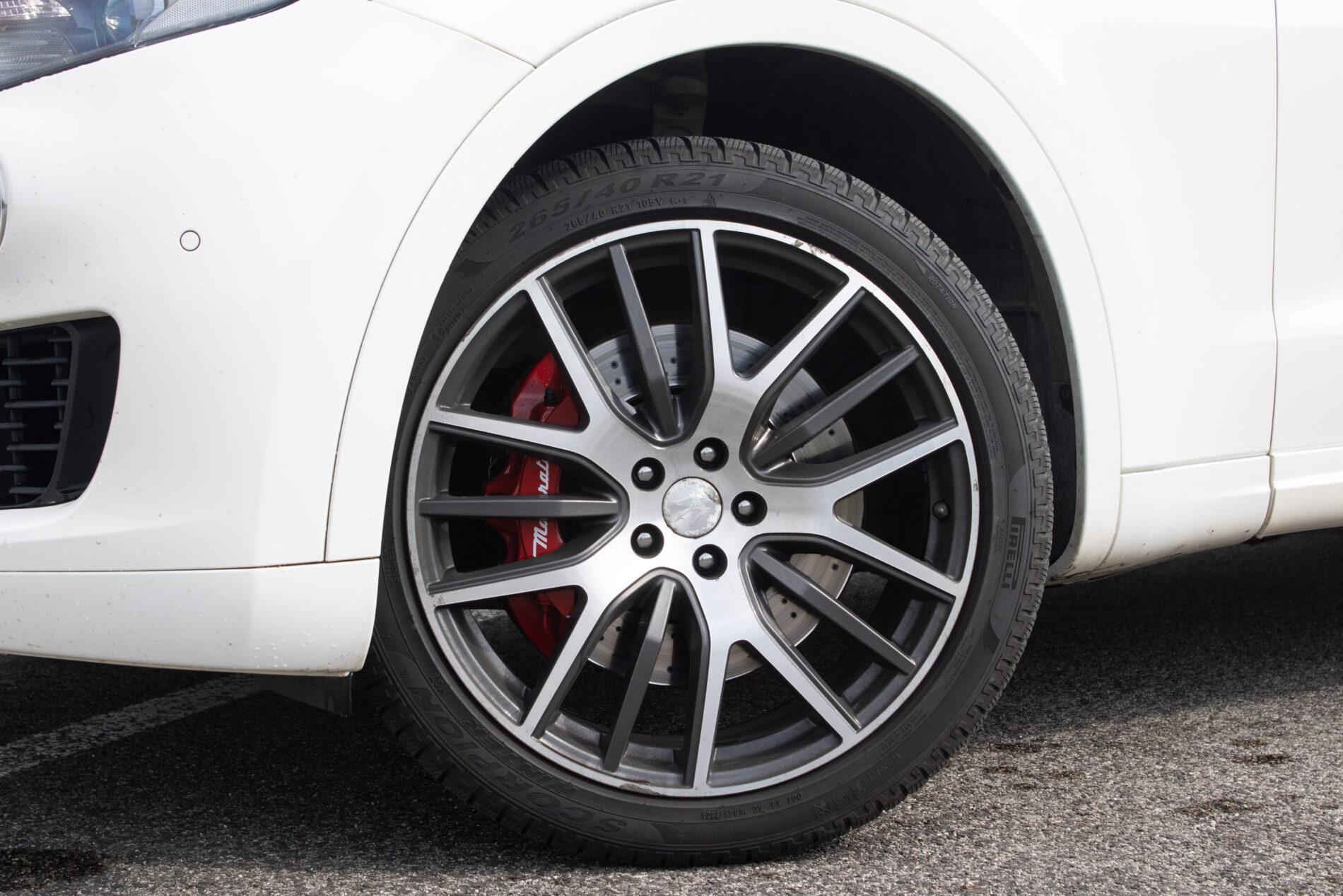 2016 Maserati Levante, biela suv, 230 245 km