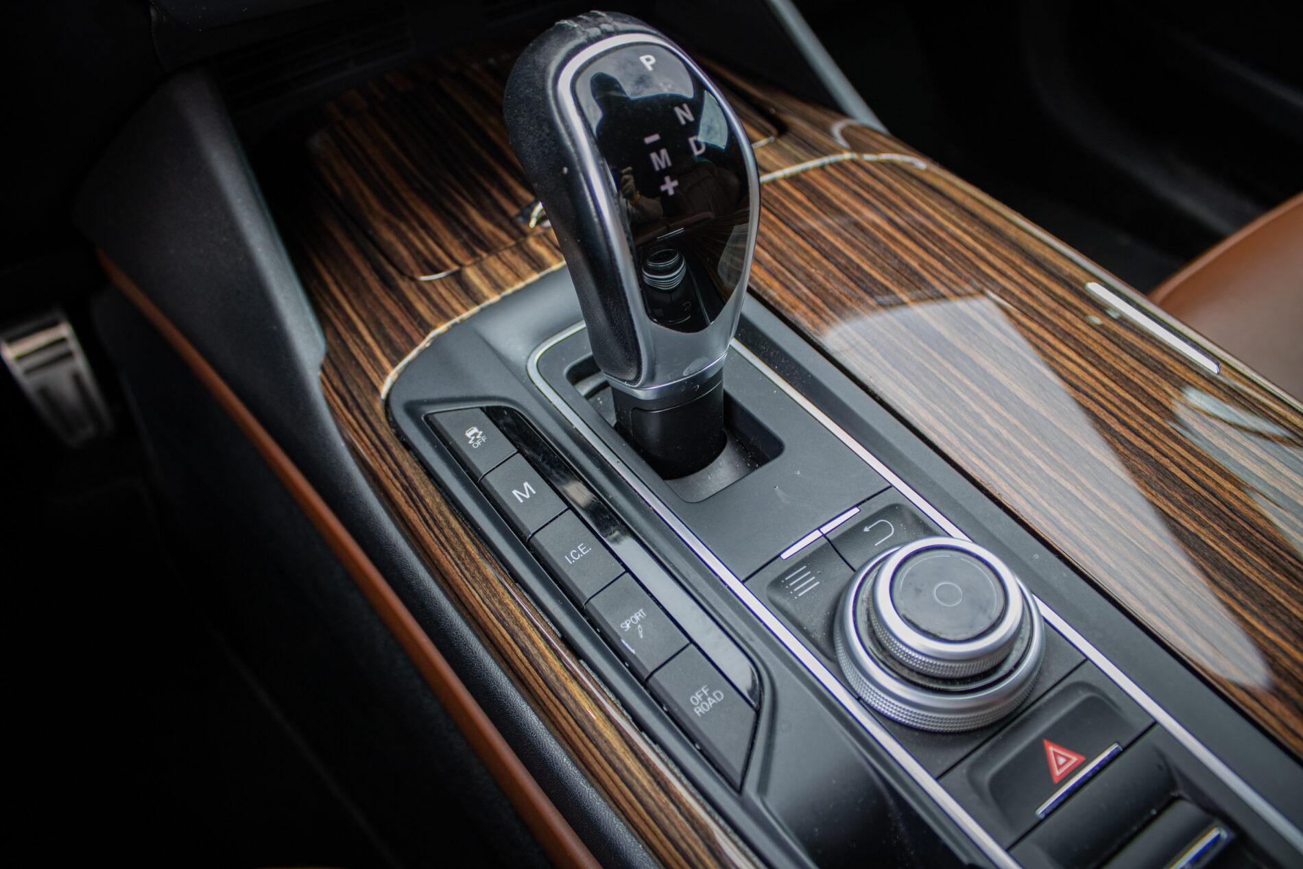 2016 Maserati Levante, biela suv, 230 245 km