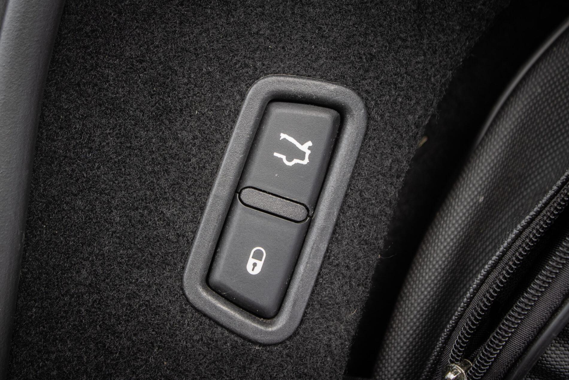 2016 Maserati Levante, biela suv, 230 245 km