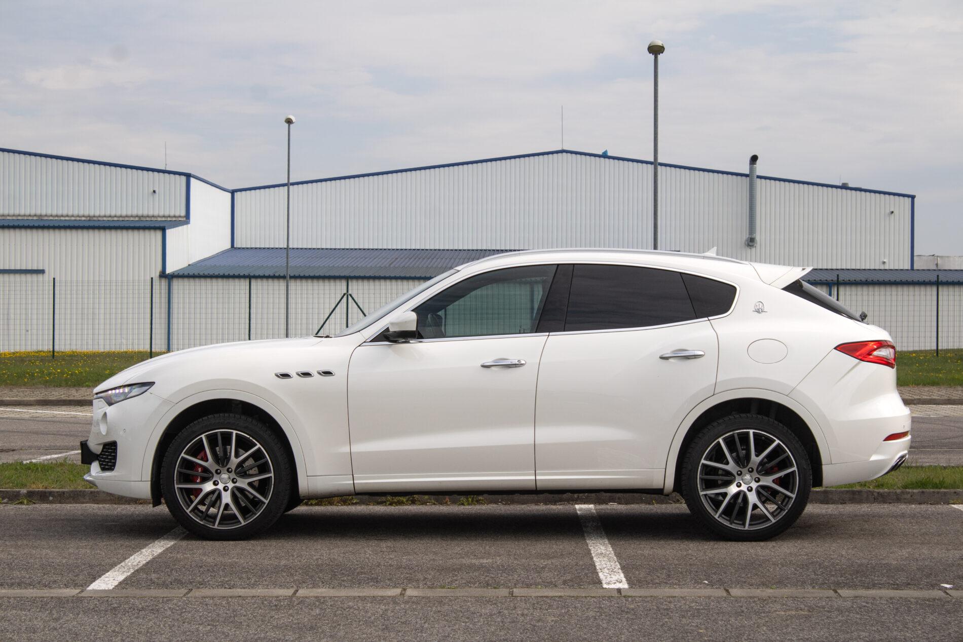 2016 Maserati Levante, biela suv, 230 245 km
