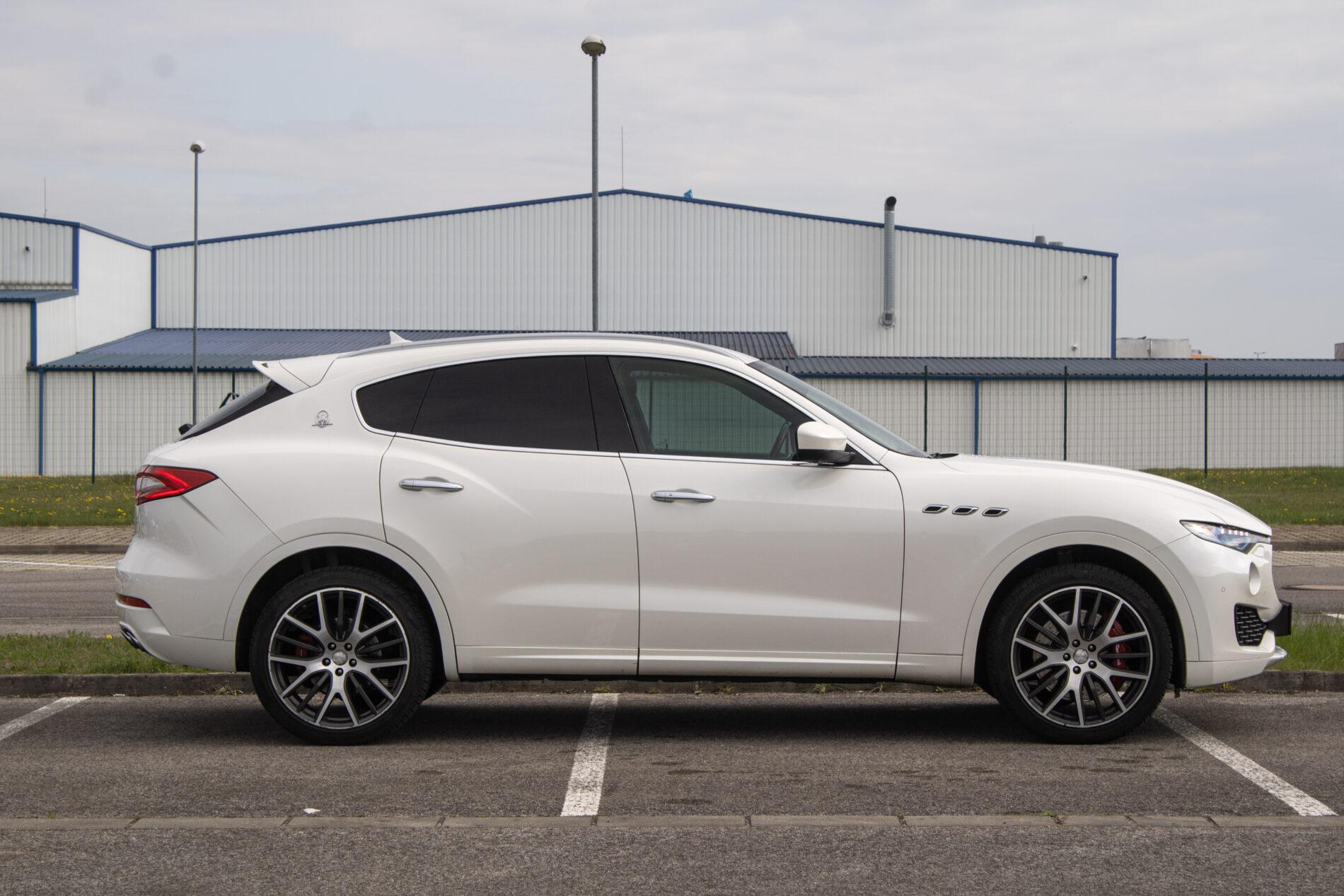 2016 Maserati Levante, biela suv, 230 245 km