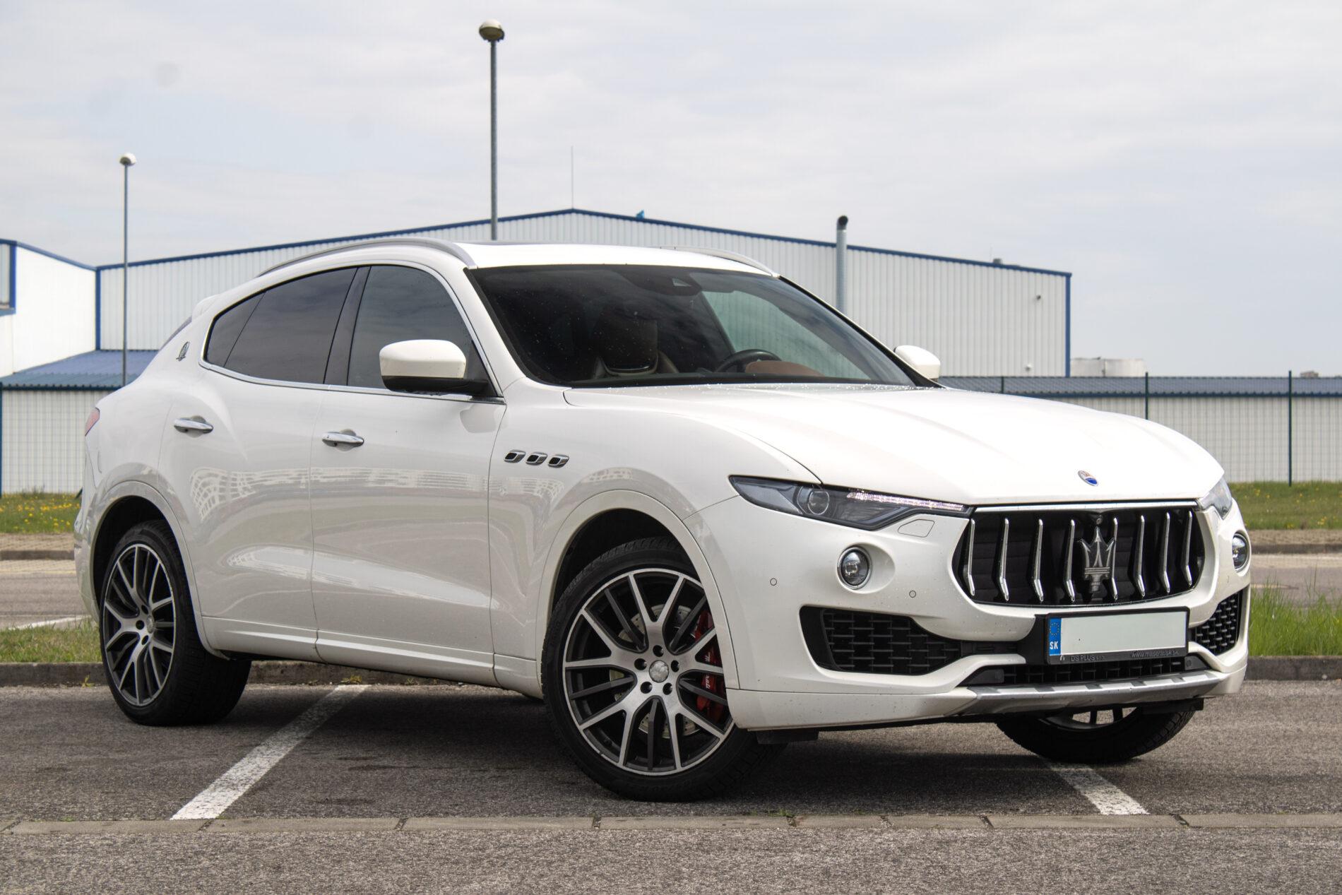 2016 Maserati Levante, biela suv, 230 245 km