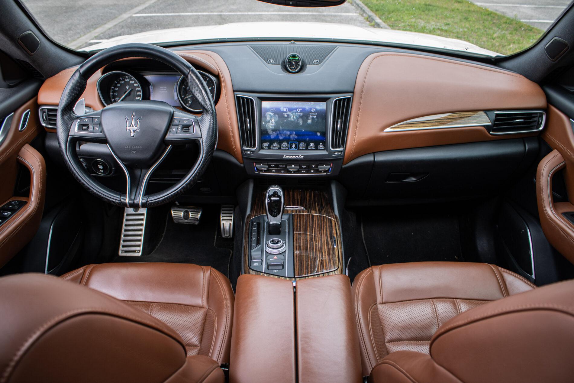 2016 Maserati Levante, biela suv, 230 245 km