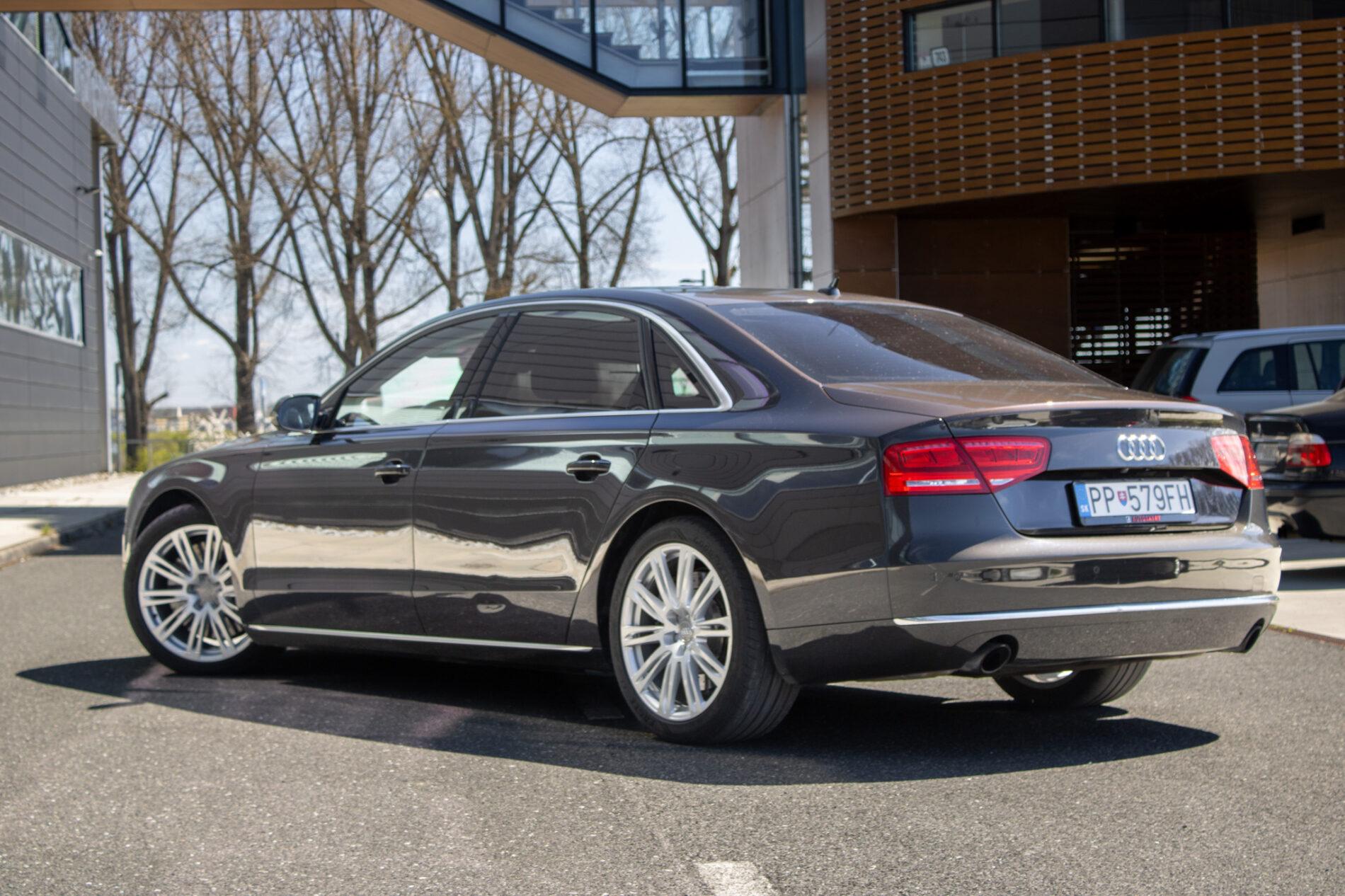 2013 AUDI A8, sivá sedan, 136 136 km