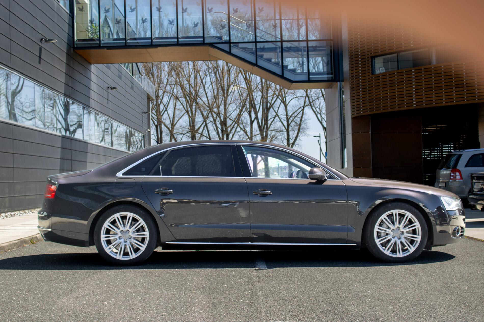 2013 AUDI A8, sivá sedan, 136 136 km