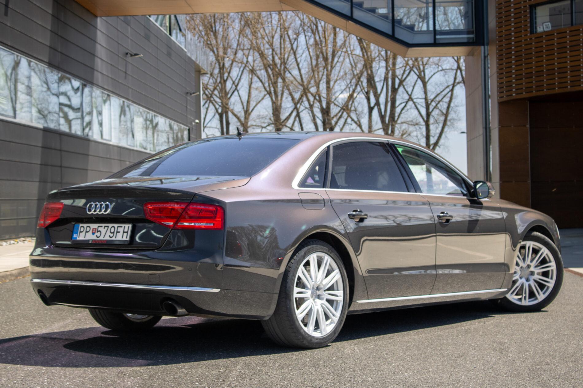 2013 AUDI A8, sivá sedan, 136 136 km