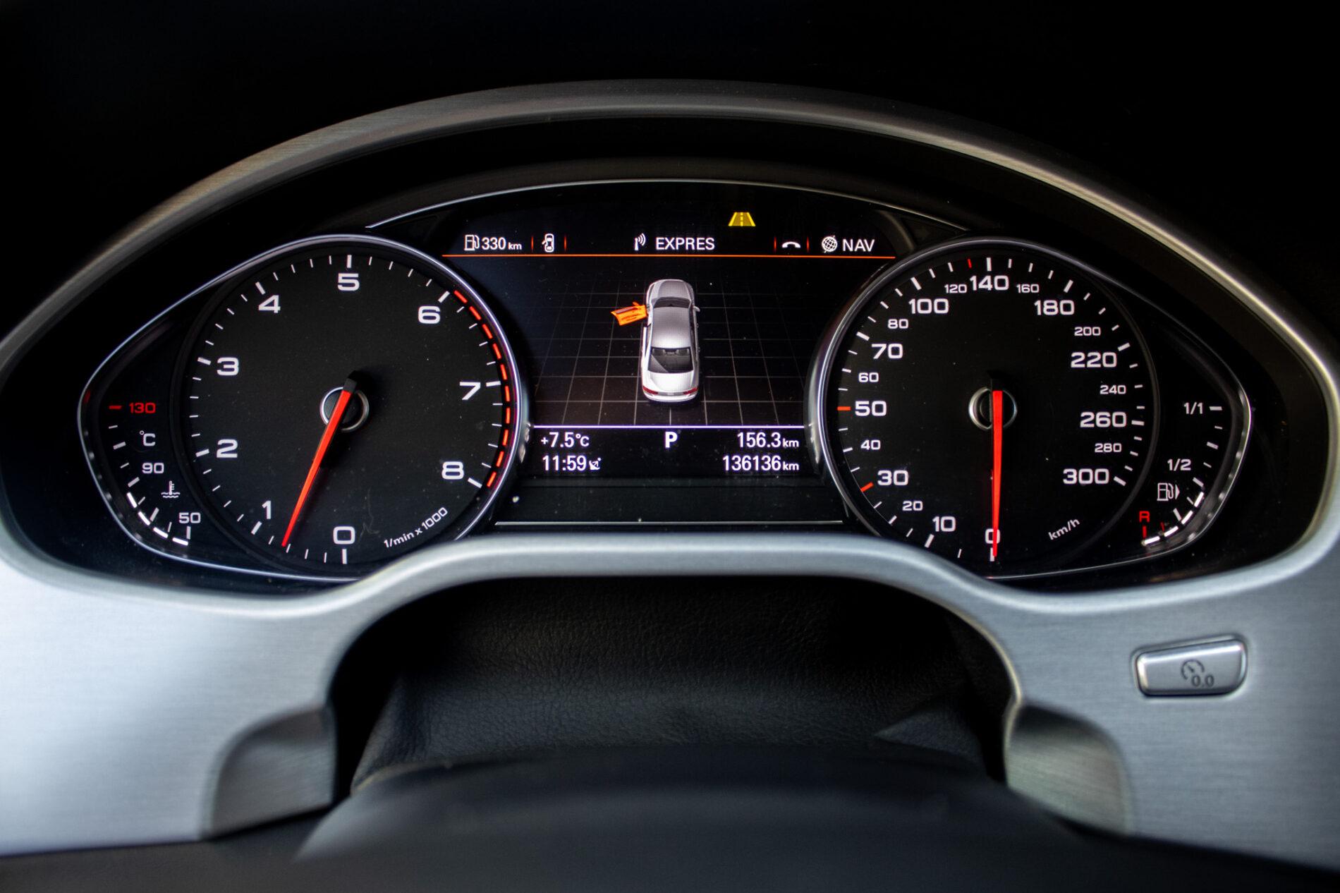 2013 AUDI A8, sivá sedan, 136 136 km