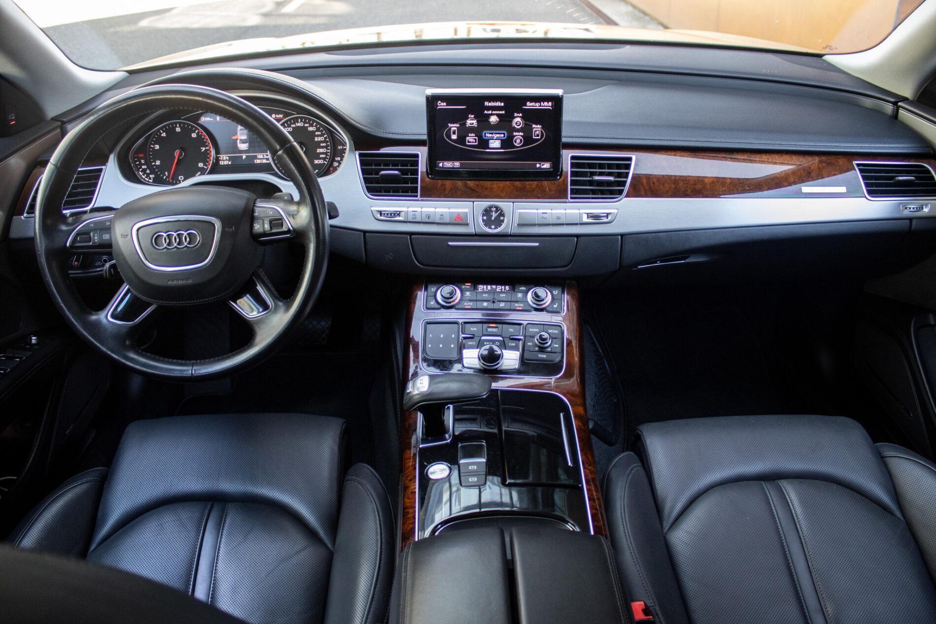 2013 AUDI A8, sivá sedan, 136 136 km
