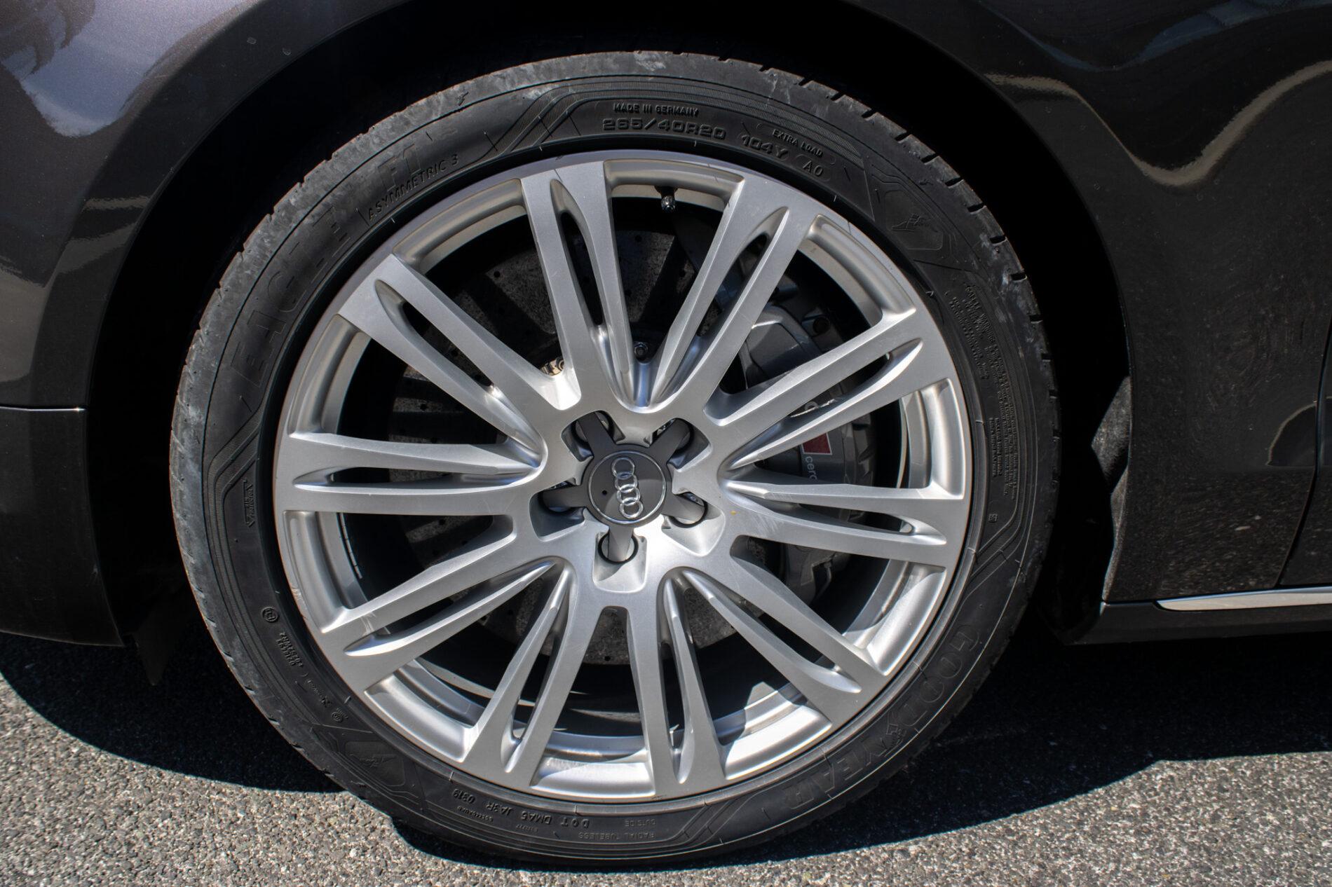 2013 AUDI A8, sivá sedan, 136 136 km