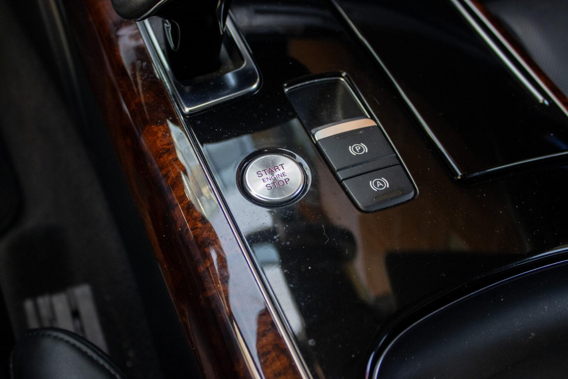 2013 AUDI A8, sivá sedan, 136 136 km