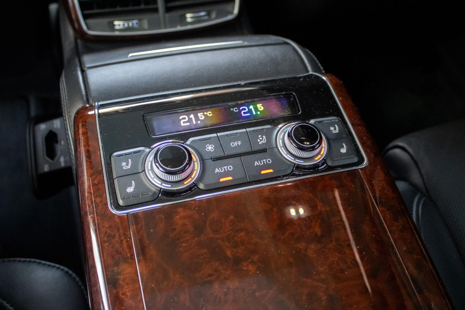 2013 AUDI A8, sivá sedan, 136 136 km