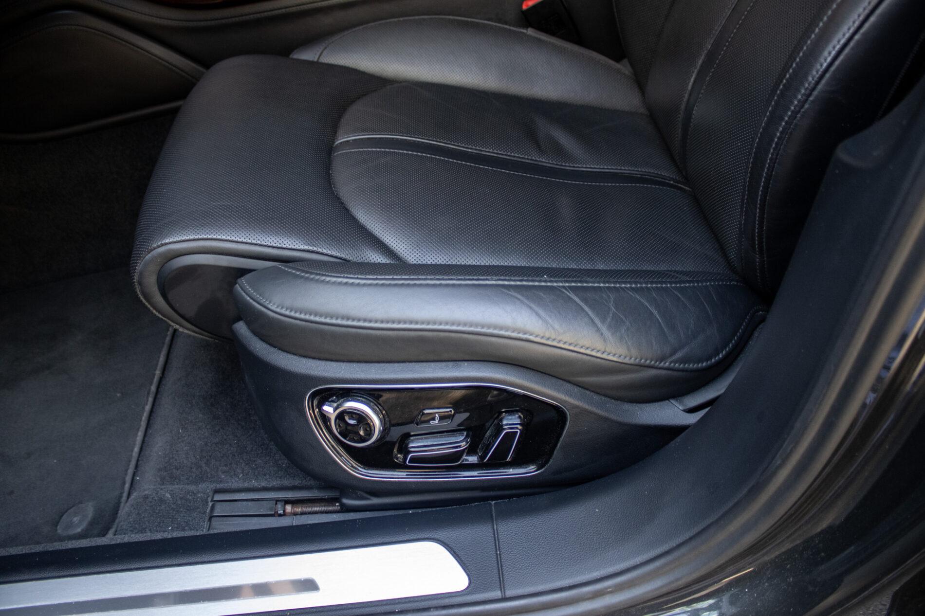 2013 AUDI A8, sivá sedan, 136 136 km