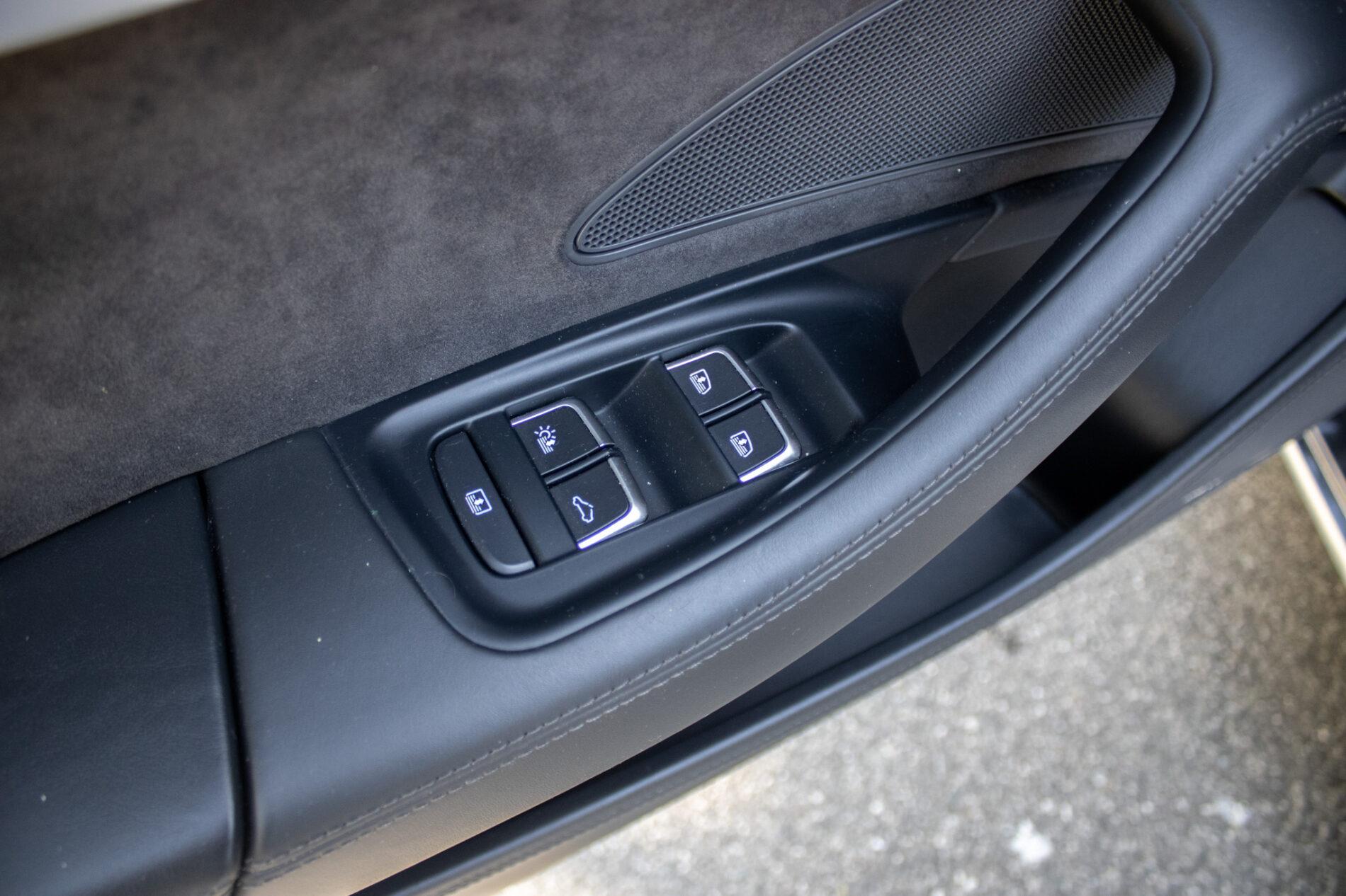 2013 AUDI A8, sivá sedan, 136 136 km