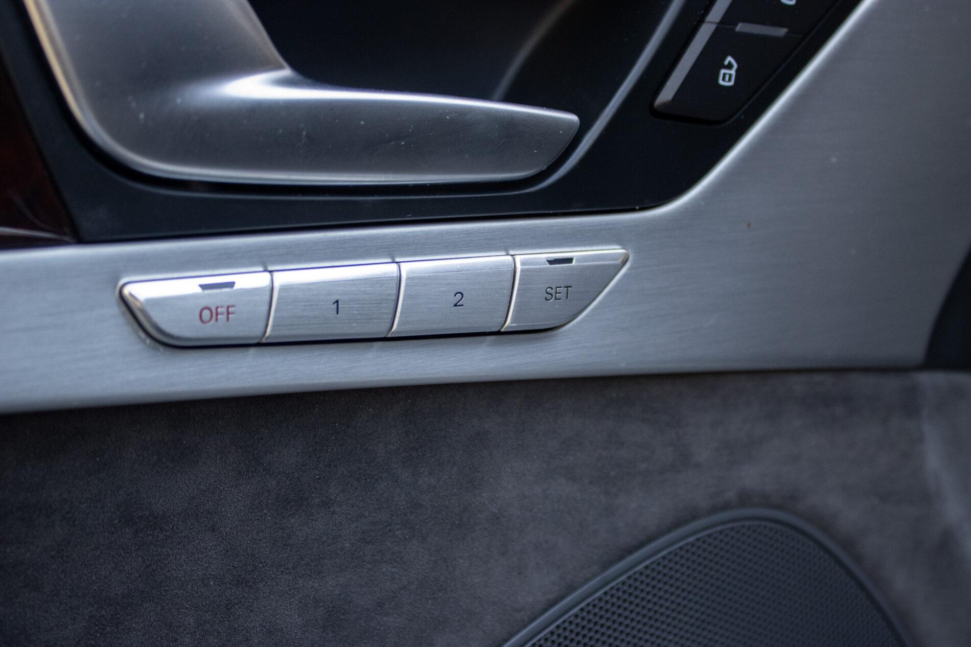 2013 AUDI A8, sivá sedan, 136 136 km