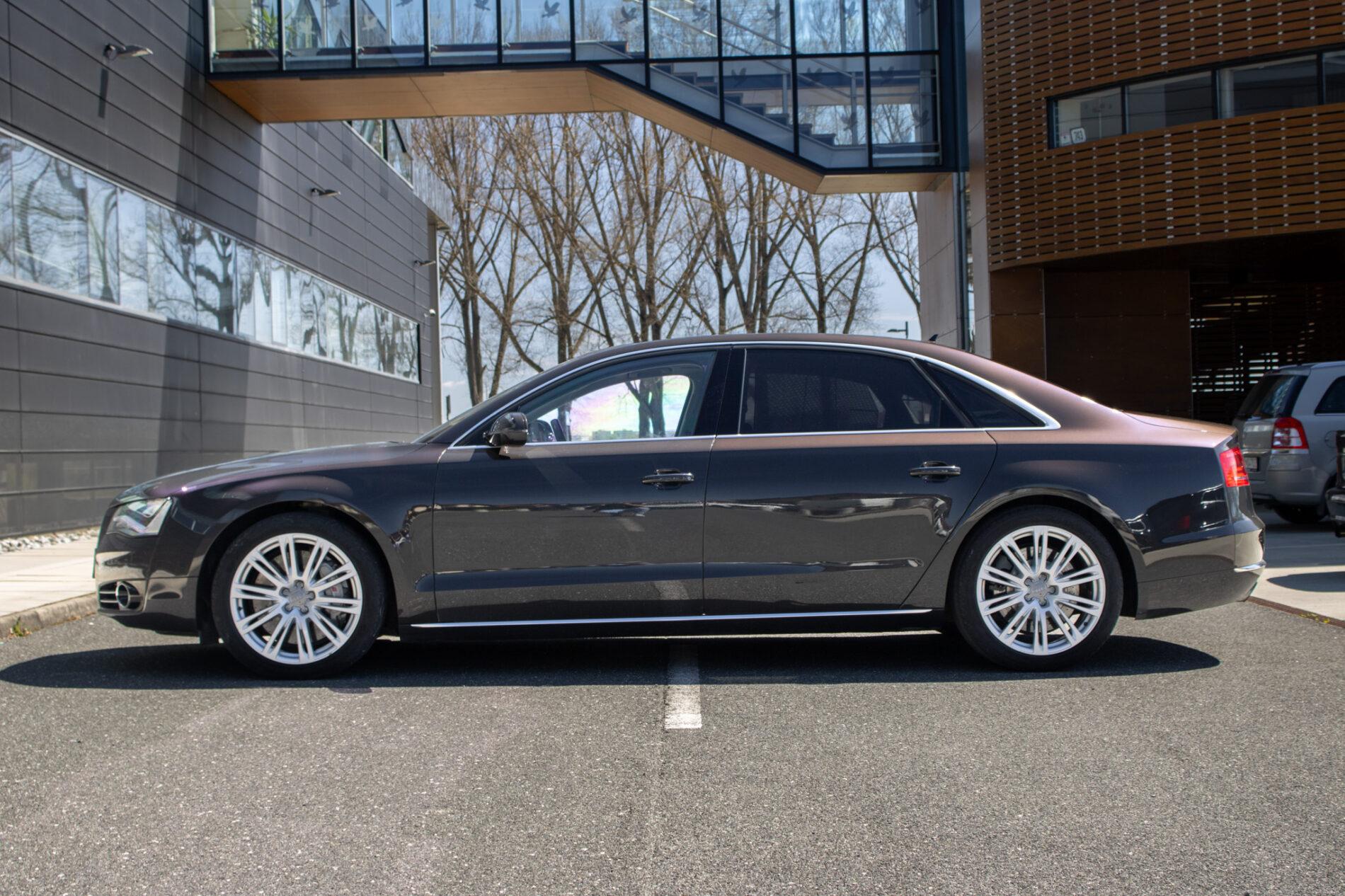 2013 AUDI A8, sivá sedan, 136 136 km
