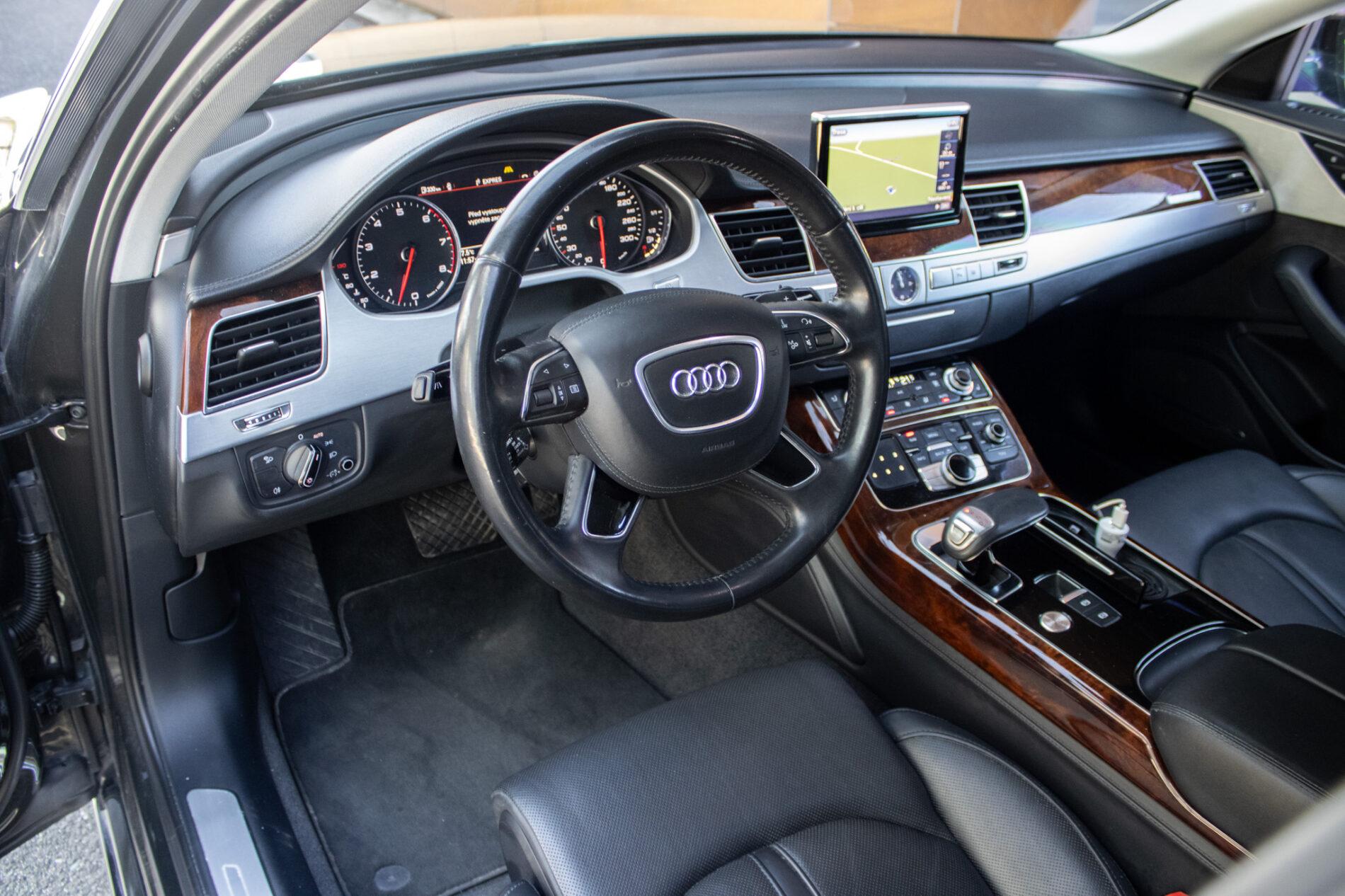 2013 AUDI A8, sivá sedan, 136 136 km