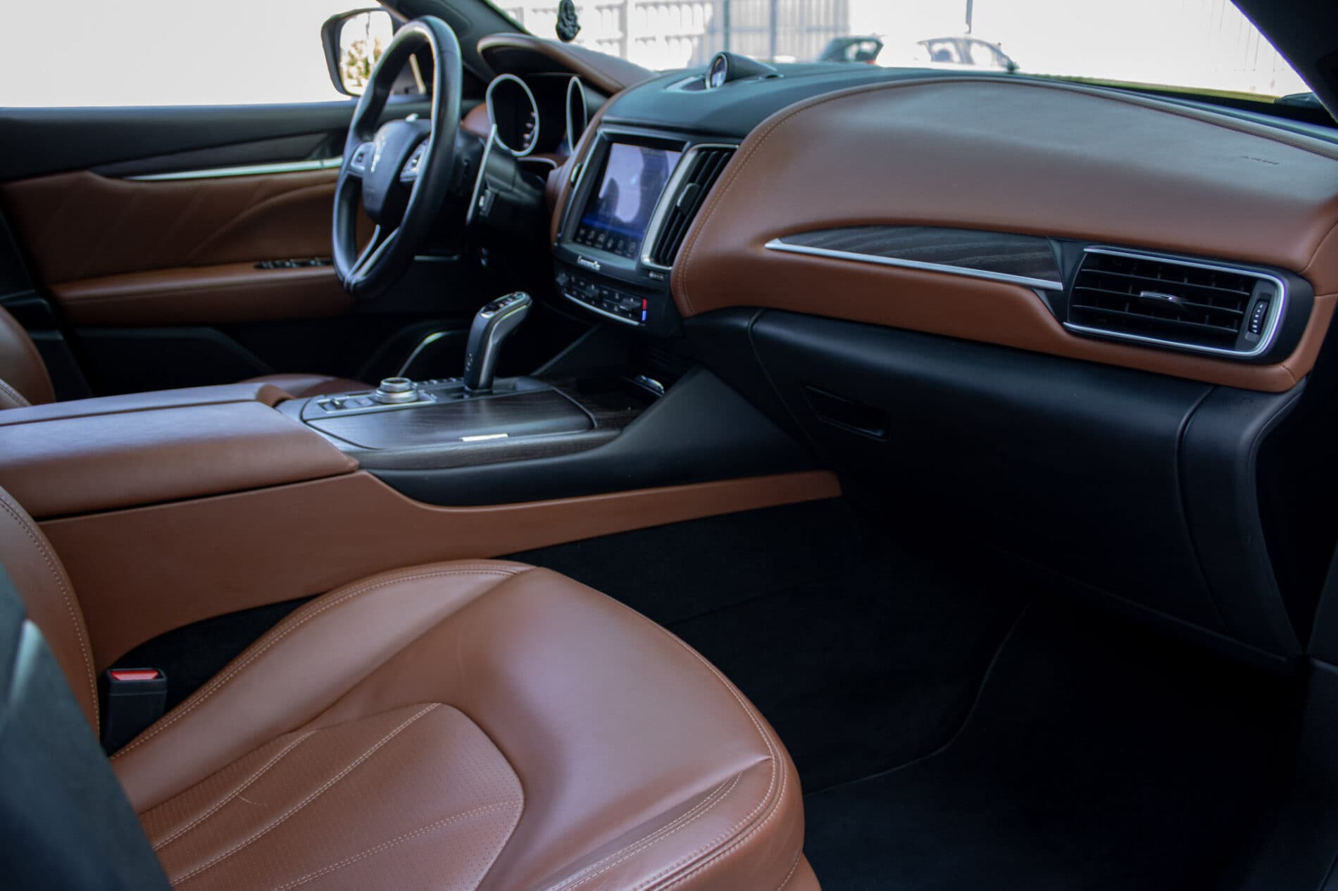 2019 Maserati Levante, modrá suv, 142 057 km