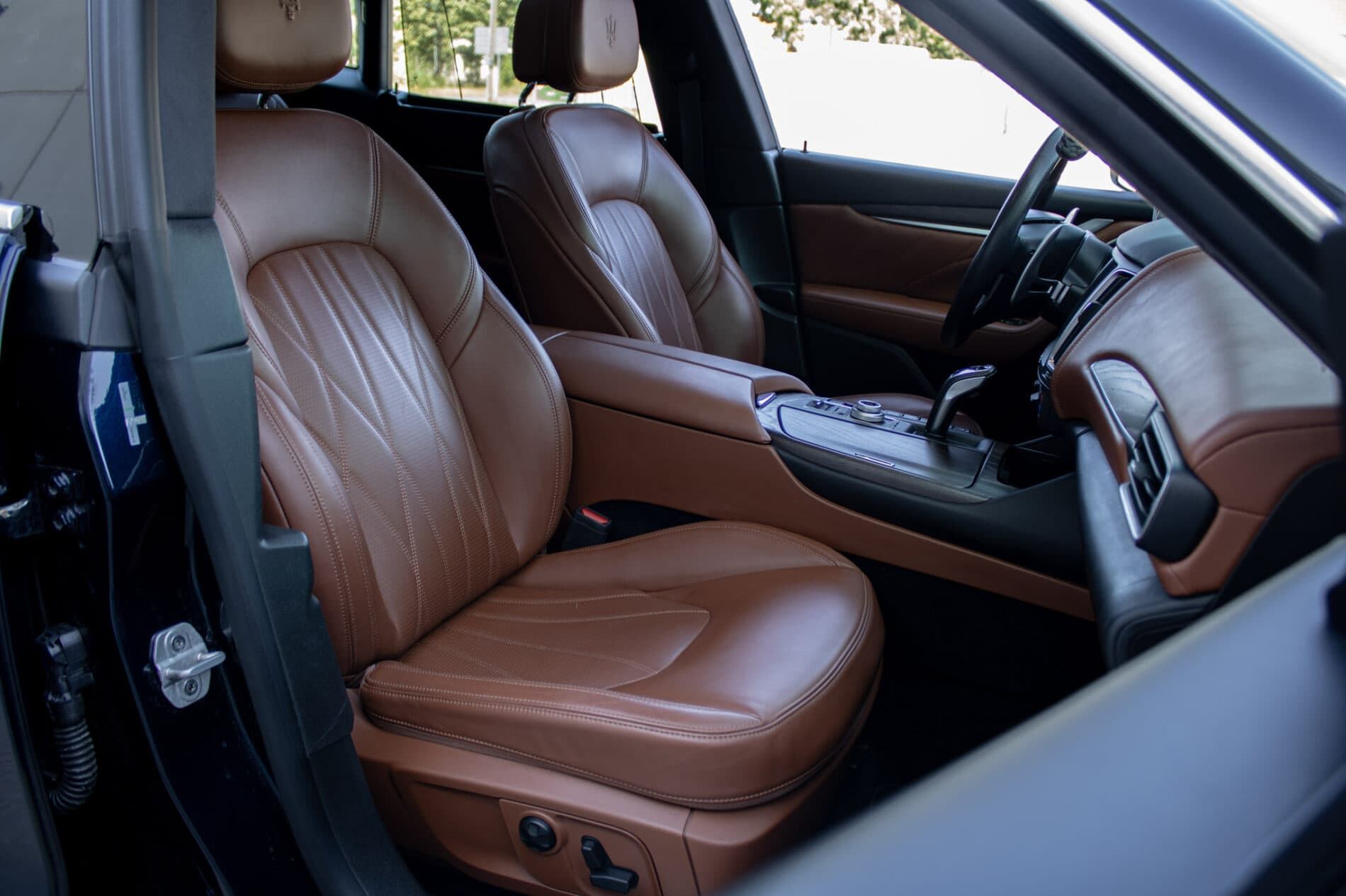 2019 Maserati Levante, modrá suv, 142 057 km