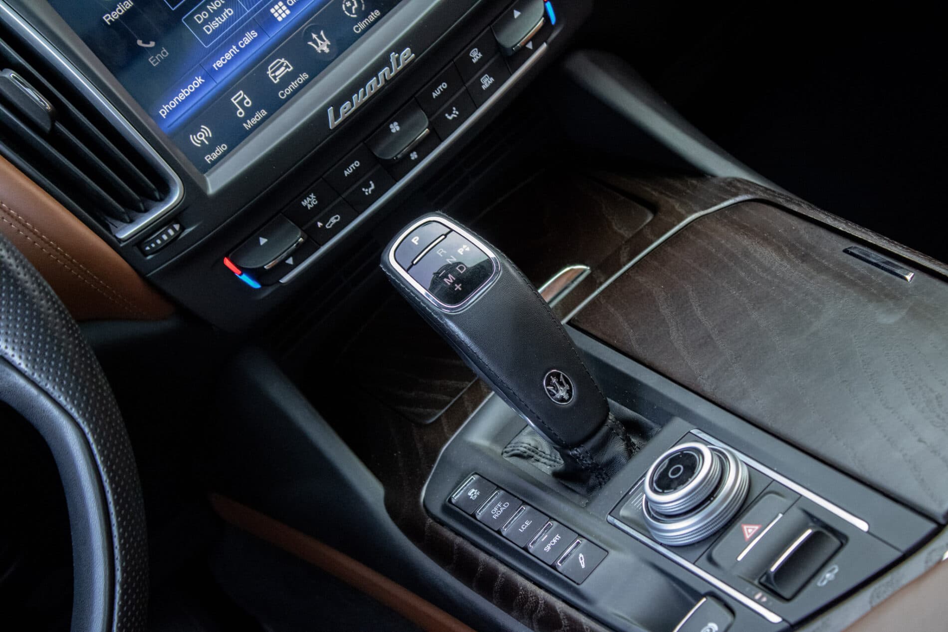 2019 Maserati Levante, modrá suv, 142 057 km