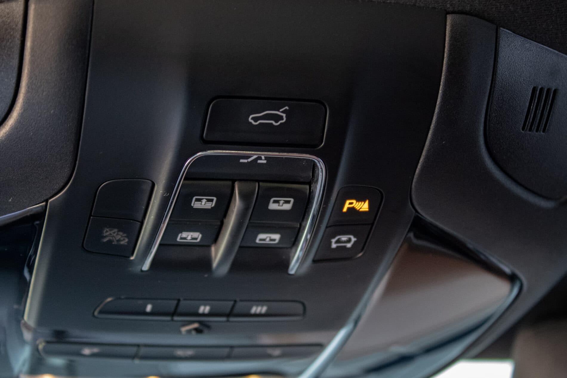 2019 Maserati Levante, modrá suv, 142 057 km