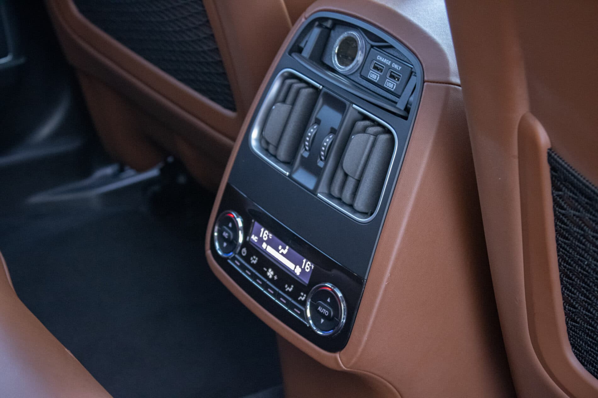 2019 Maserati Levante, modrá suv, 142 057 km