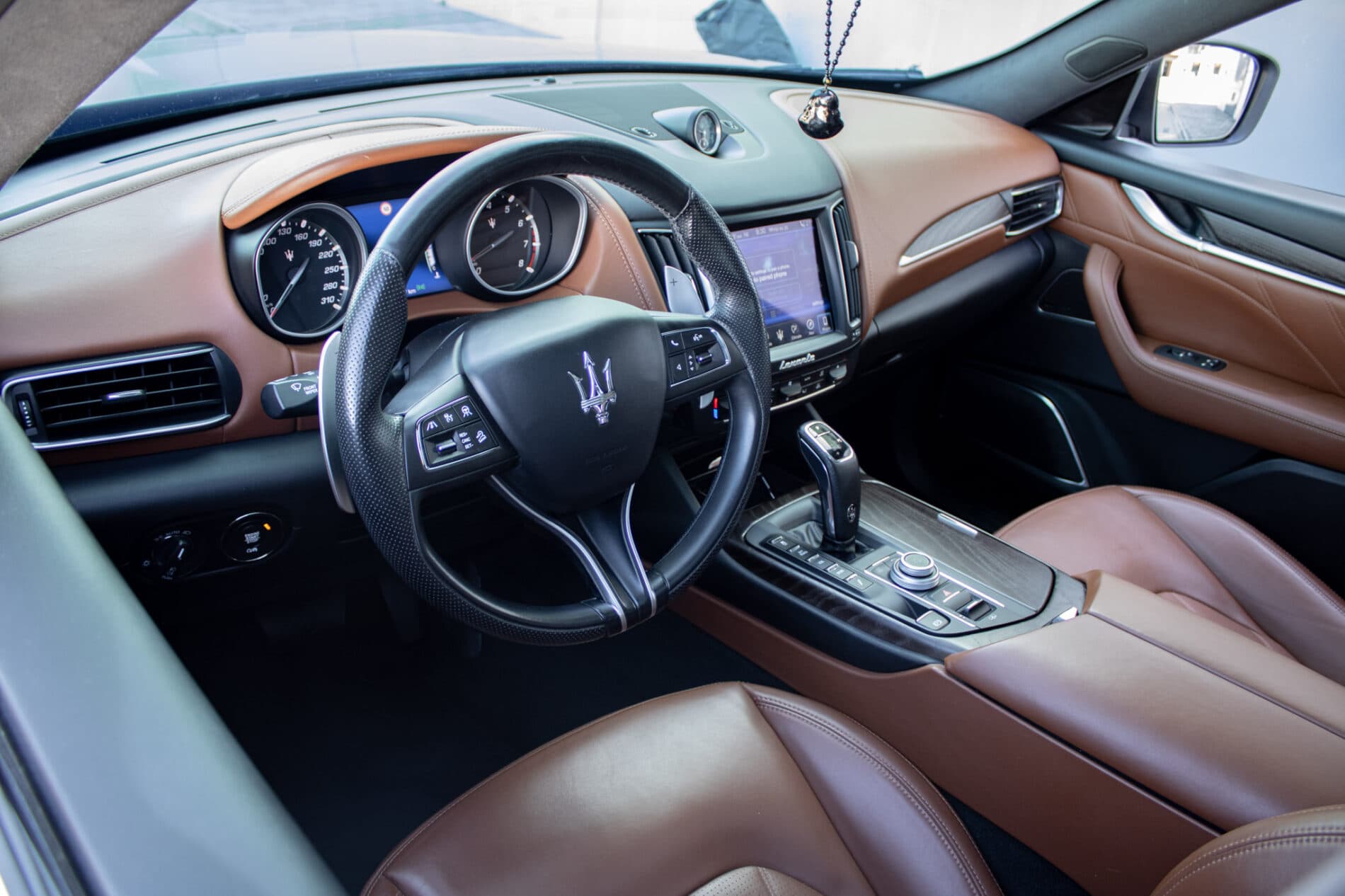 2019 Maserati Levante, modrá suv, 142 057 km