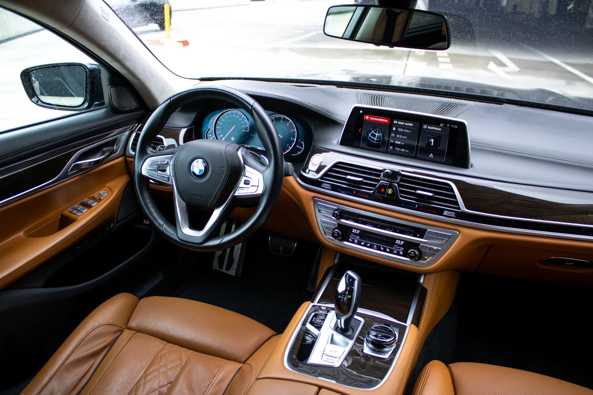 2018 BMW 7 750i, čierna sedan, 93 640 km