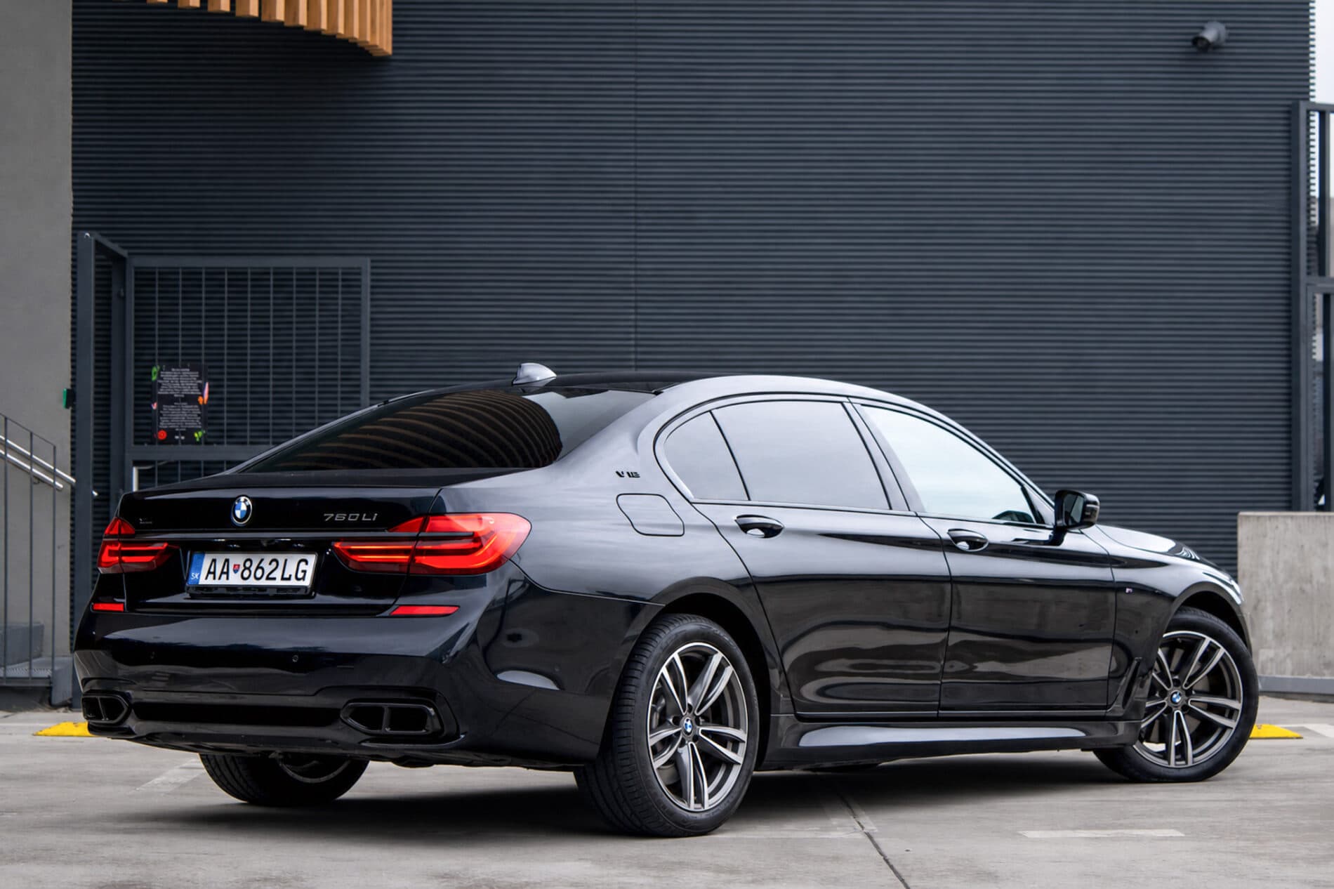 2018 BMW 7 750i, čierna sedan, 93 640 km
