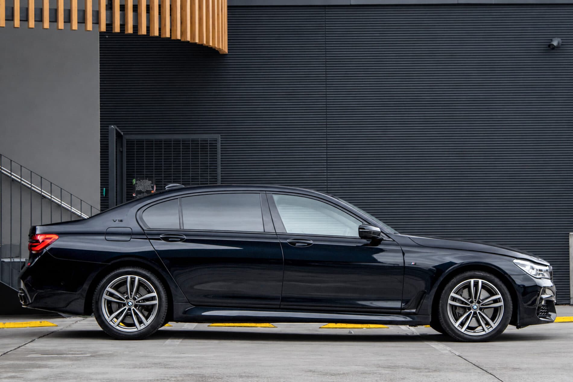 2018 BMW 7 750i, čierna sedan, 93 640 km