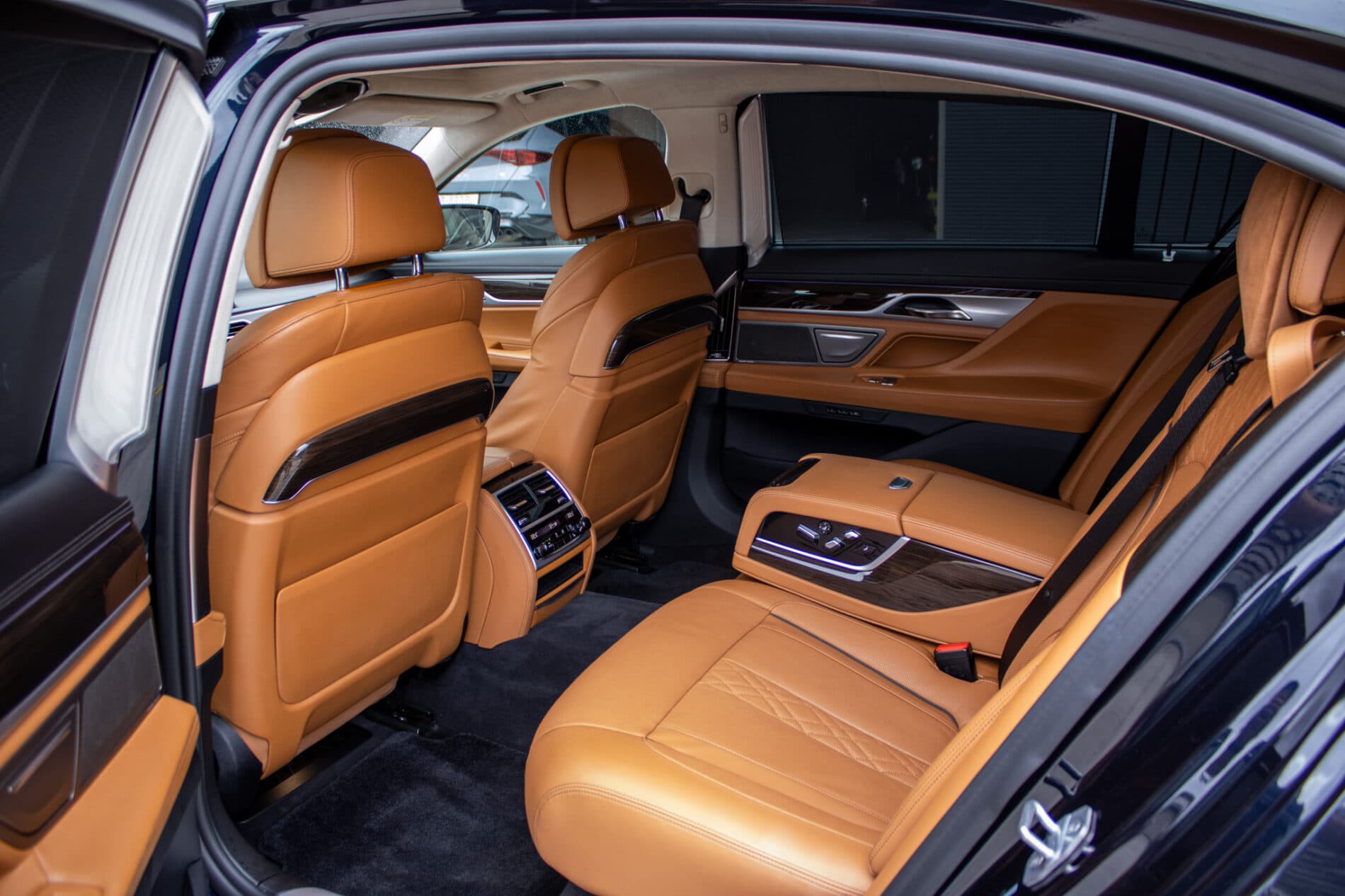 2018 BMW 7 750i, čierna sedan, 93 640 km