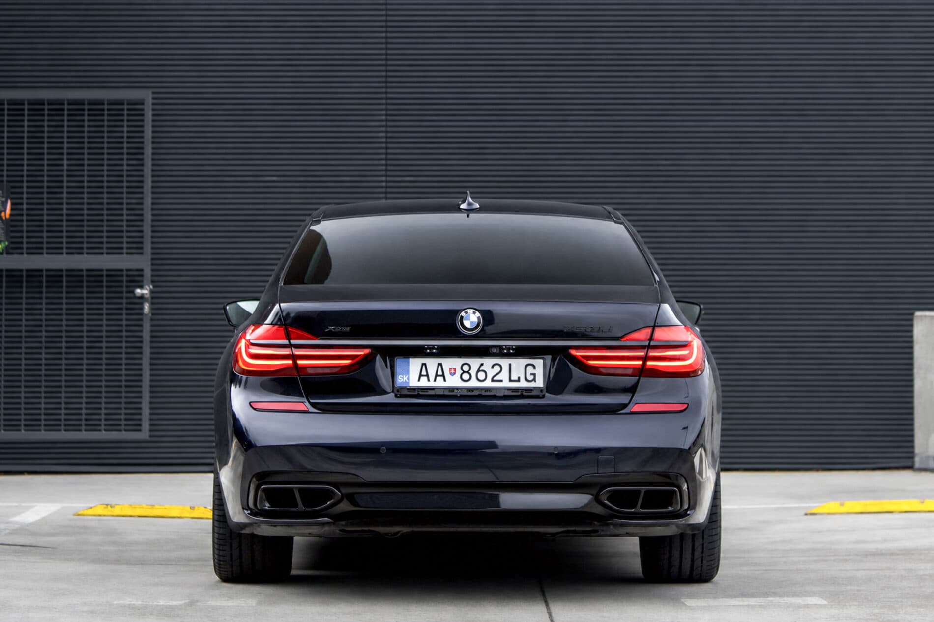 2018 BMW 7 750i, čierna sedan, 93 640 km