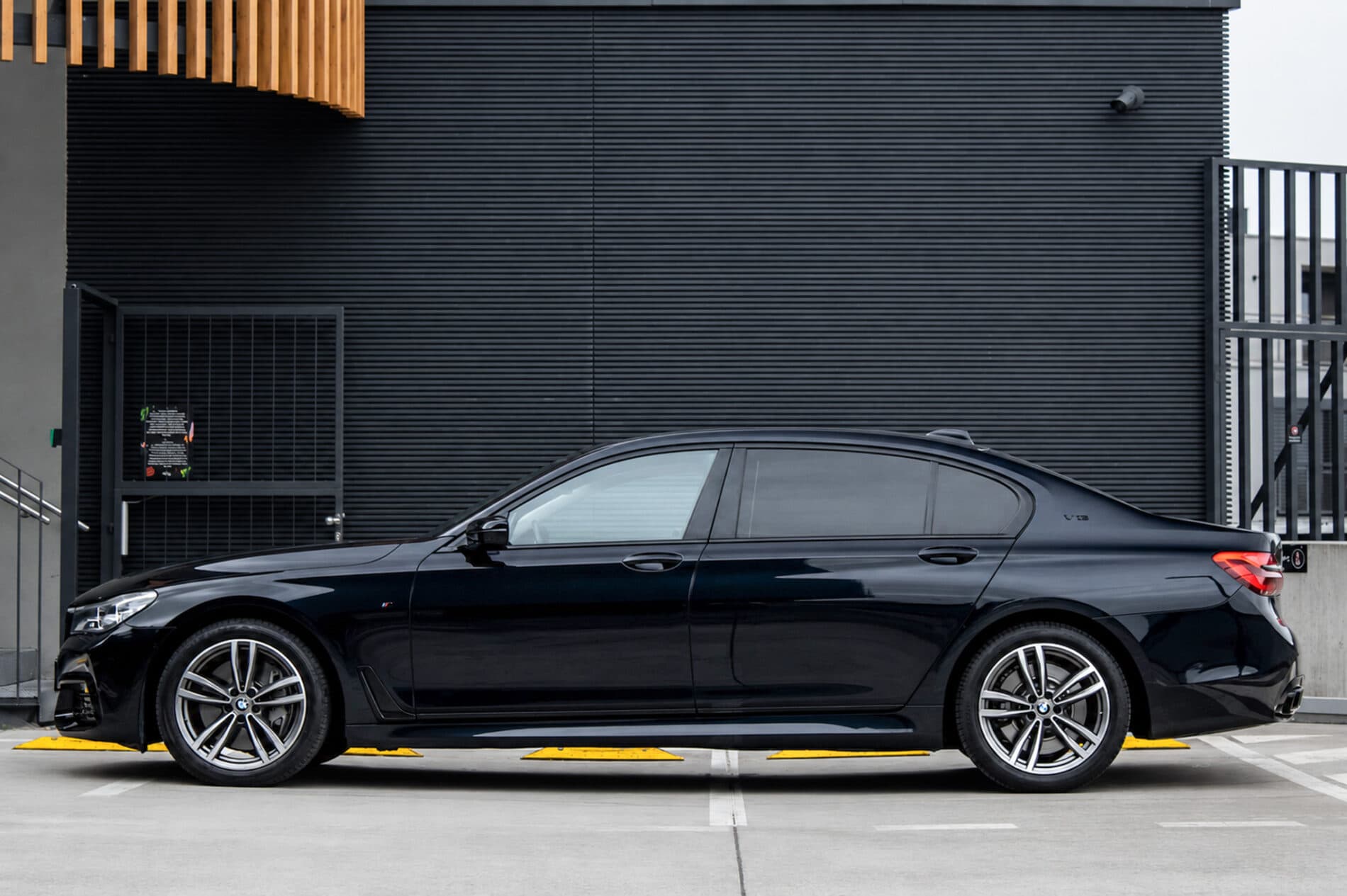 2018 BMW 7 750i, čierna sedan, 93 640 km