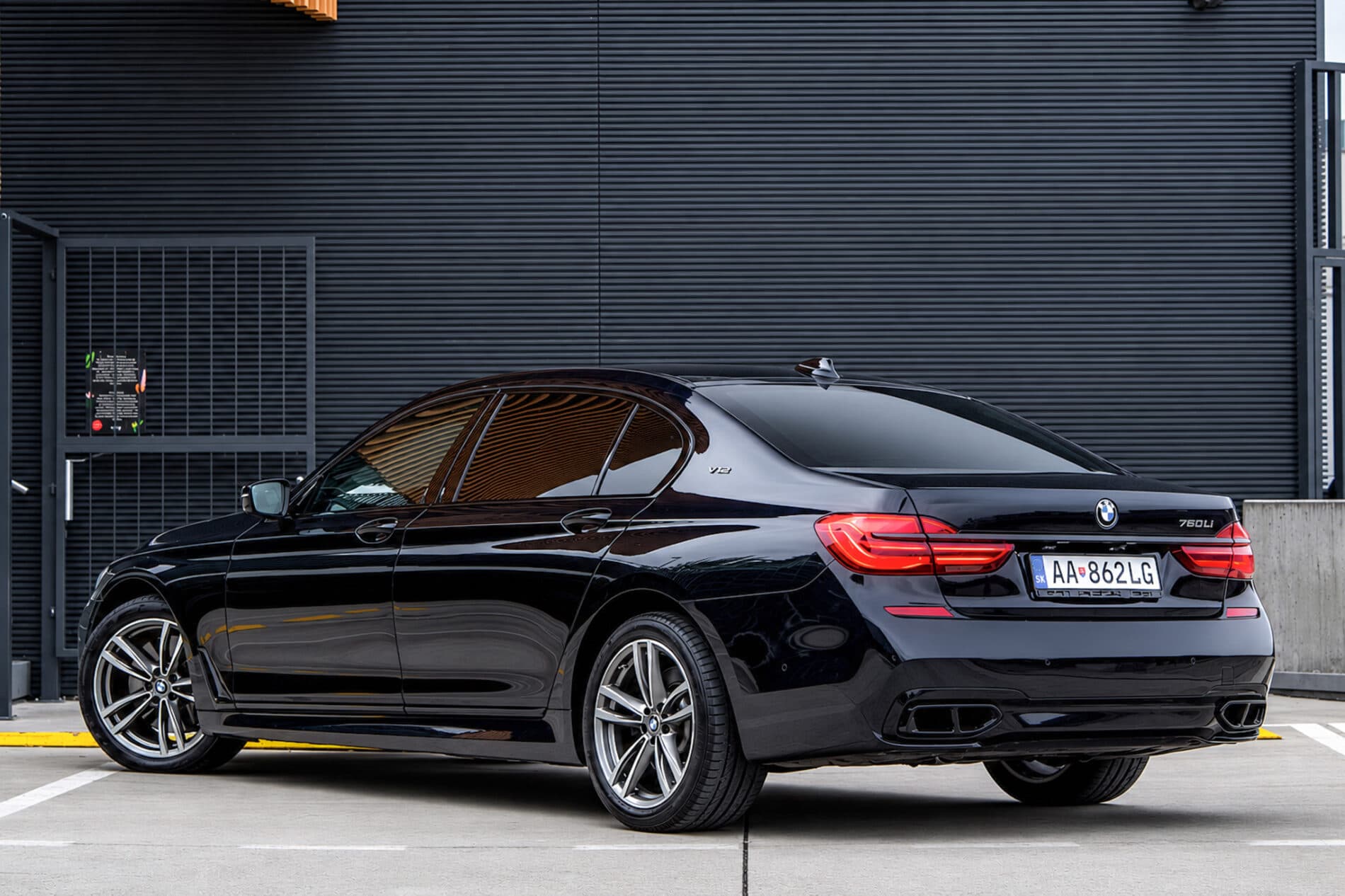 2018 BMW 7 750i, čierna sedan, 93 640 km