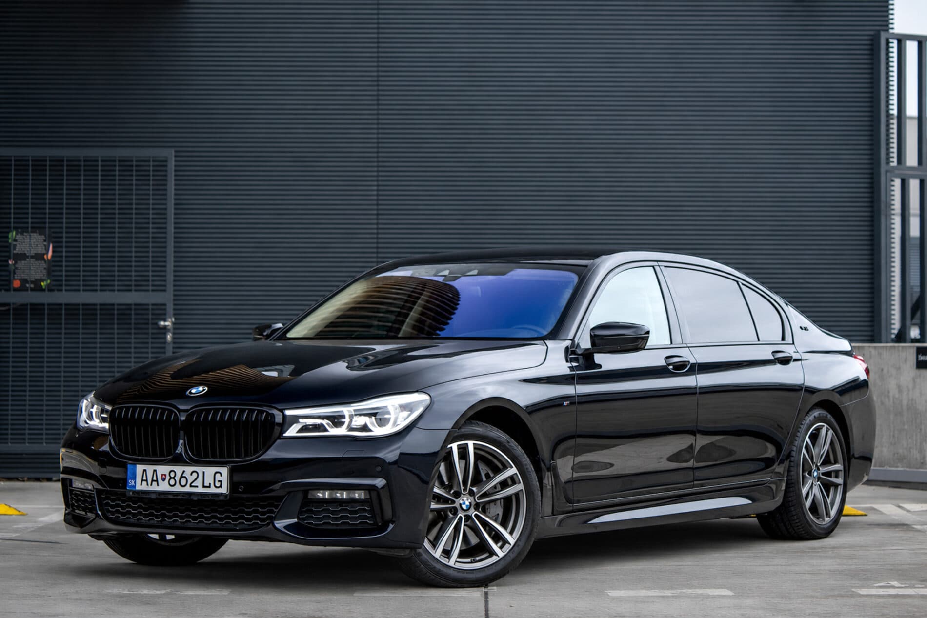 2018 BMW 7 750i, čierna sedan, 93 640 km