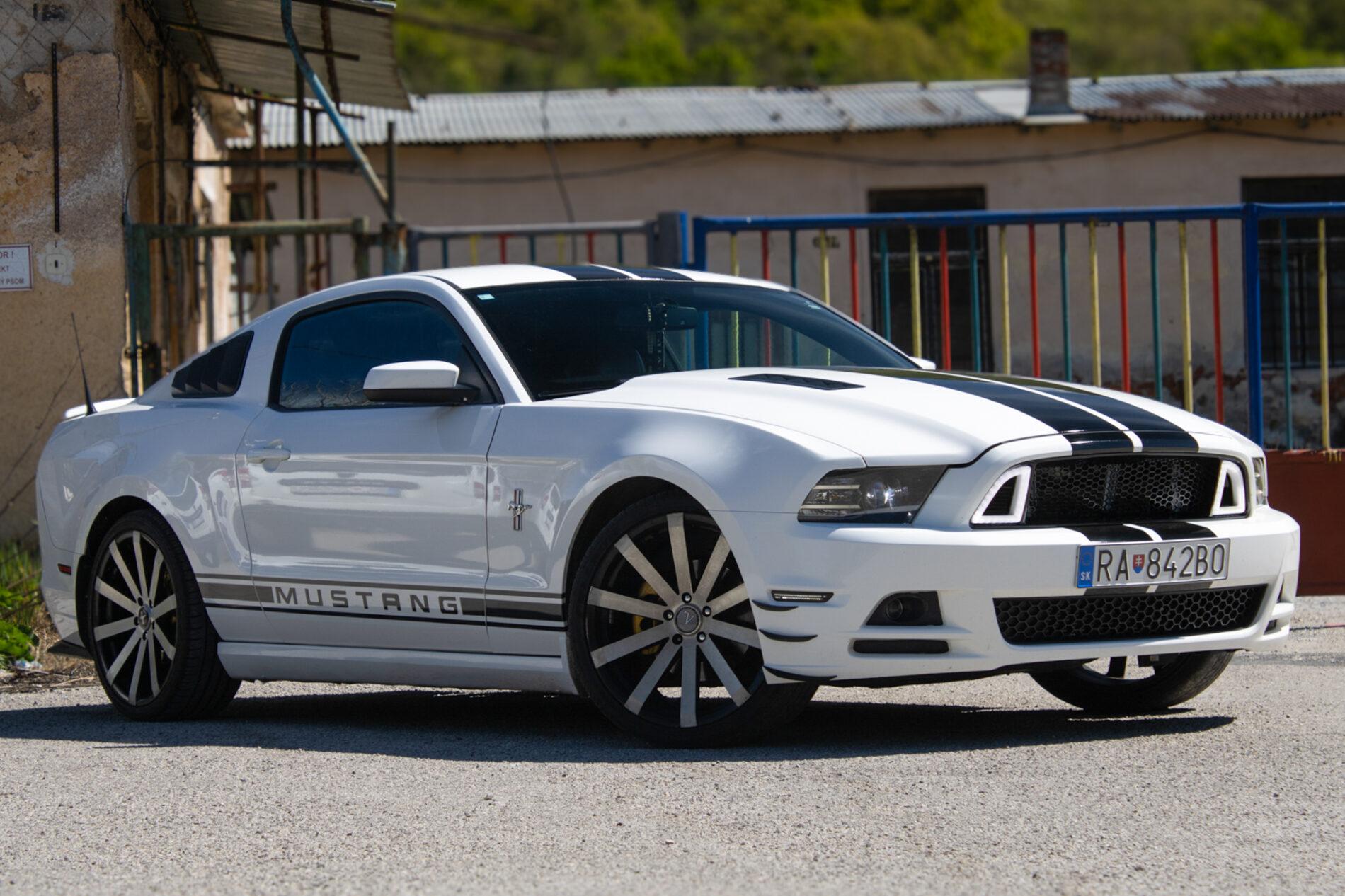 2012 Ford Mustang, biela kupé, 198 960 km