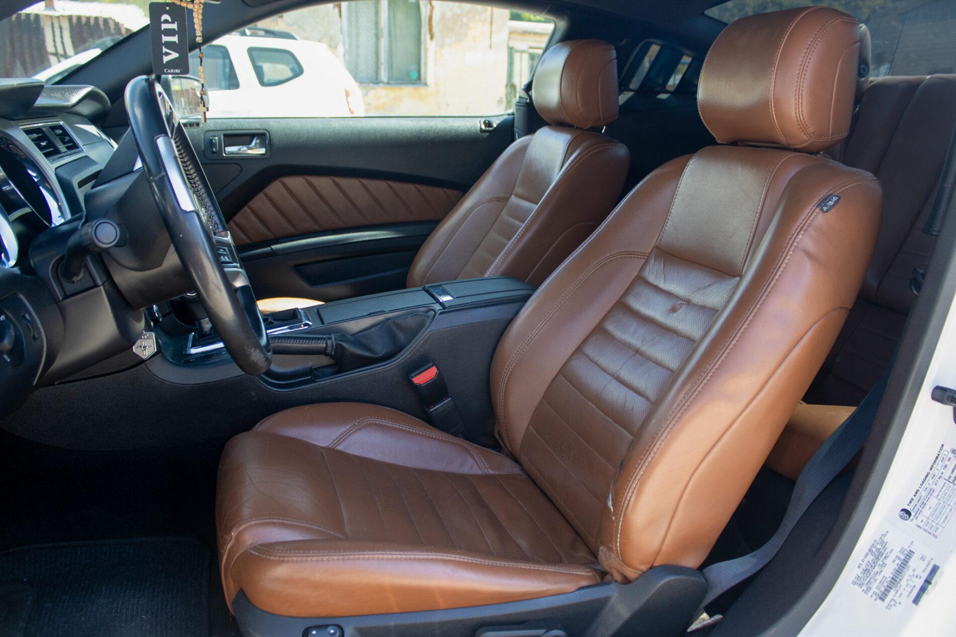 2012 Ford Mustang, biela kupé, 198 960 km