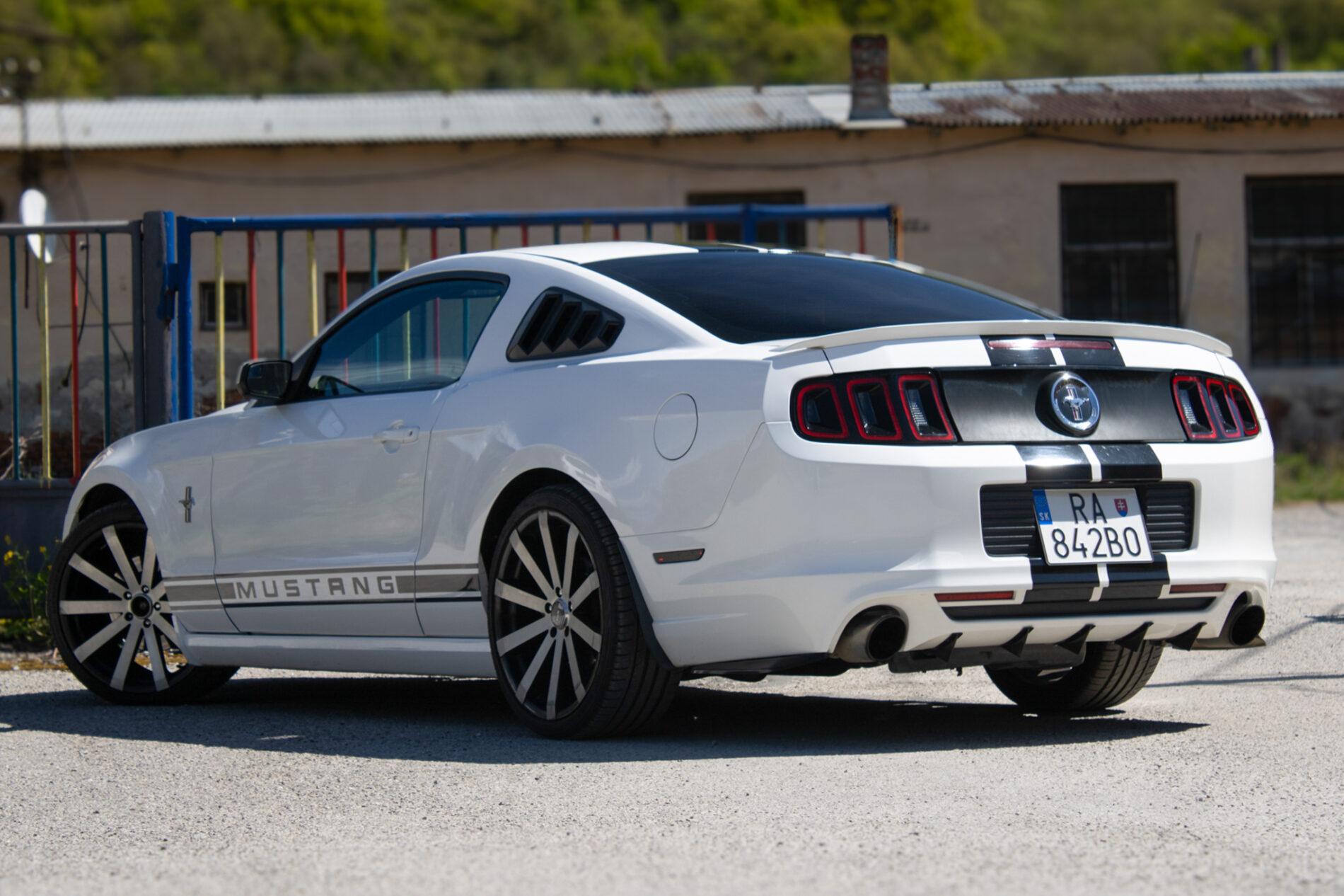 2012 Ford Mustang, biela kupé, 198 960 km