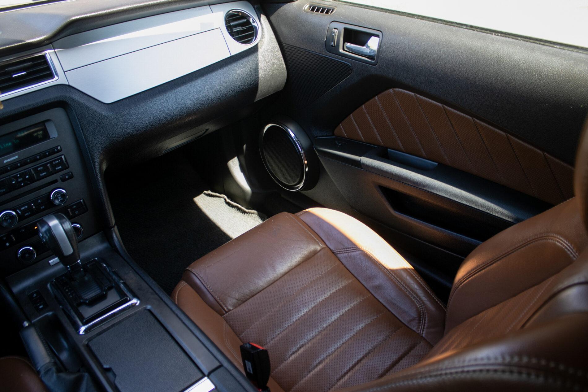 2012 Ford Mustang, biela kupé, 198 960 km