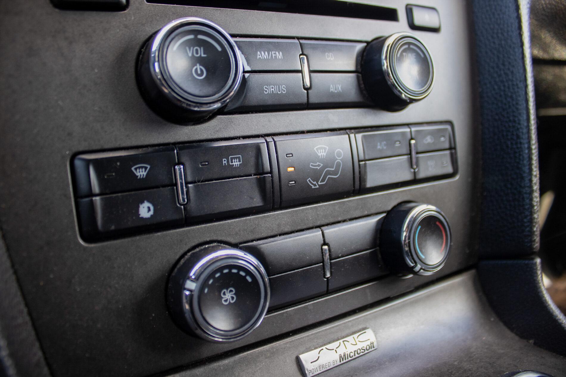 2012 Ford Mustang, biela kupé, 198 960 km