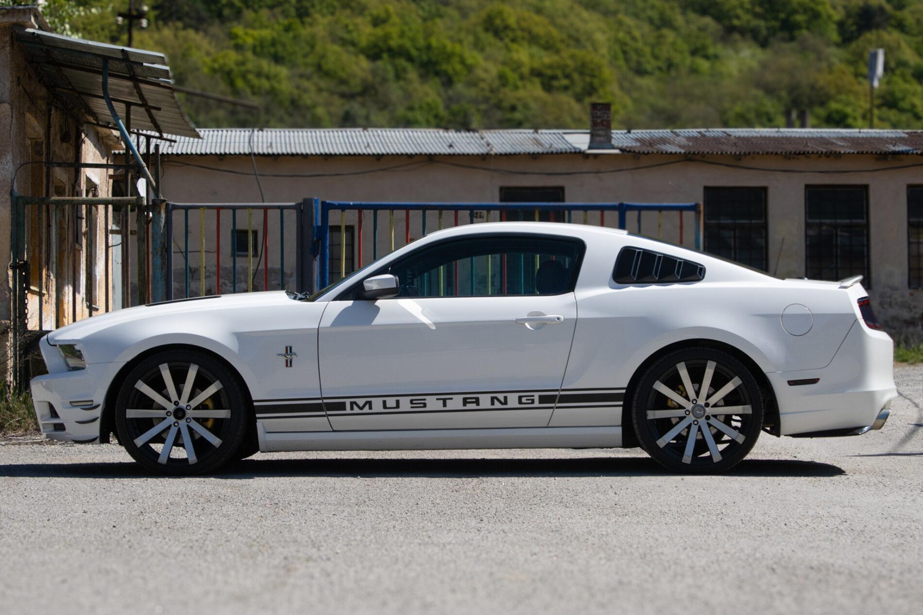2012 Ford Mustang, biela kupé, 198 960 km