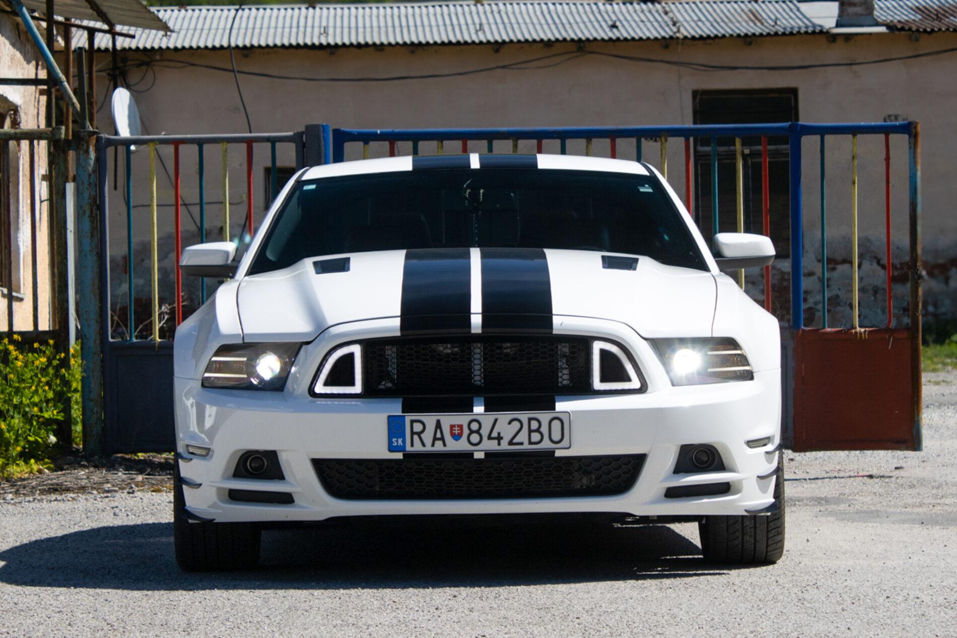 2012 Ford Mustang, biela kupé, 198 960 km
