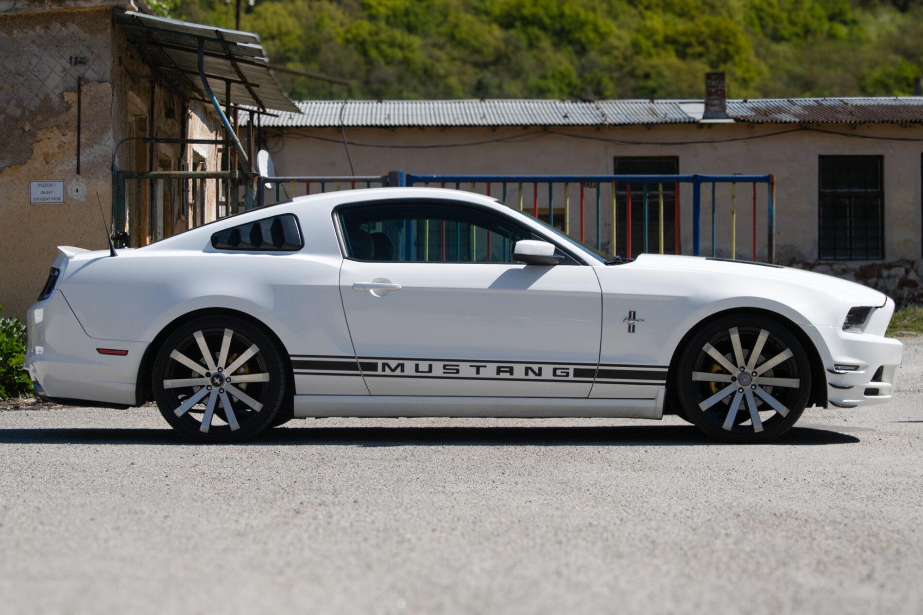 2012 Ford Mustang, biela kupé, 198 960 km
