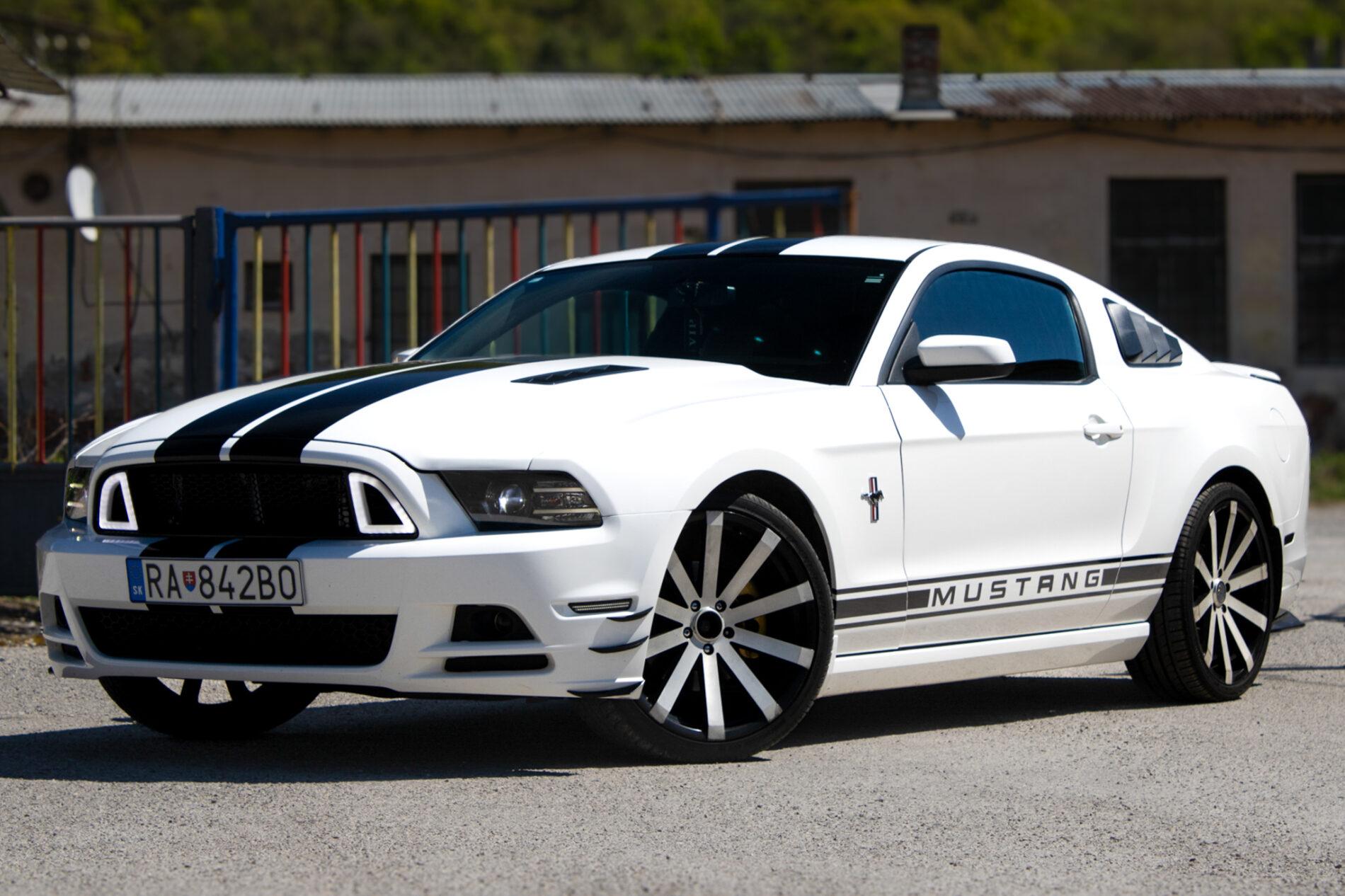 2012 Ford Mustang, biela kupé, 198 960 km