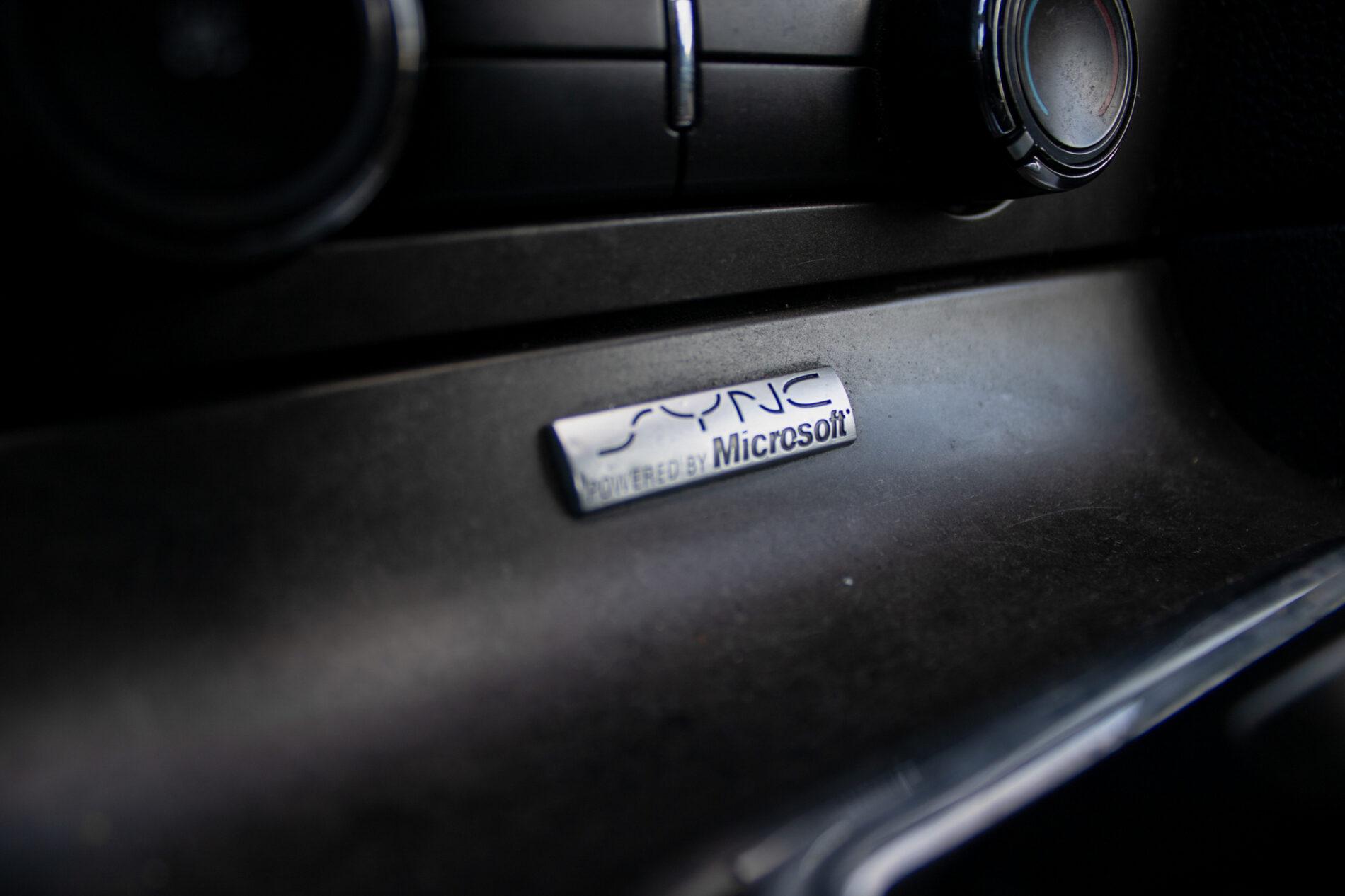 2012 Ford Mustang, biela kupé, 198 960 km